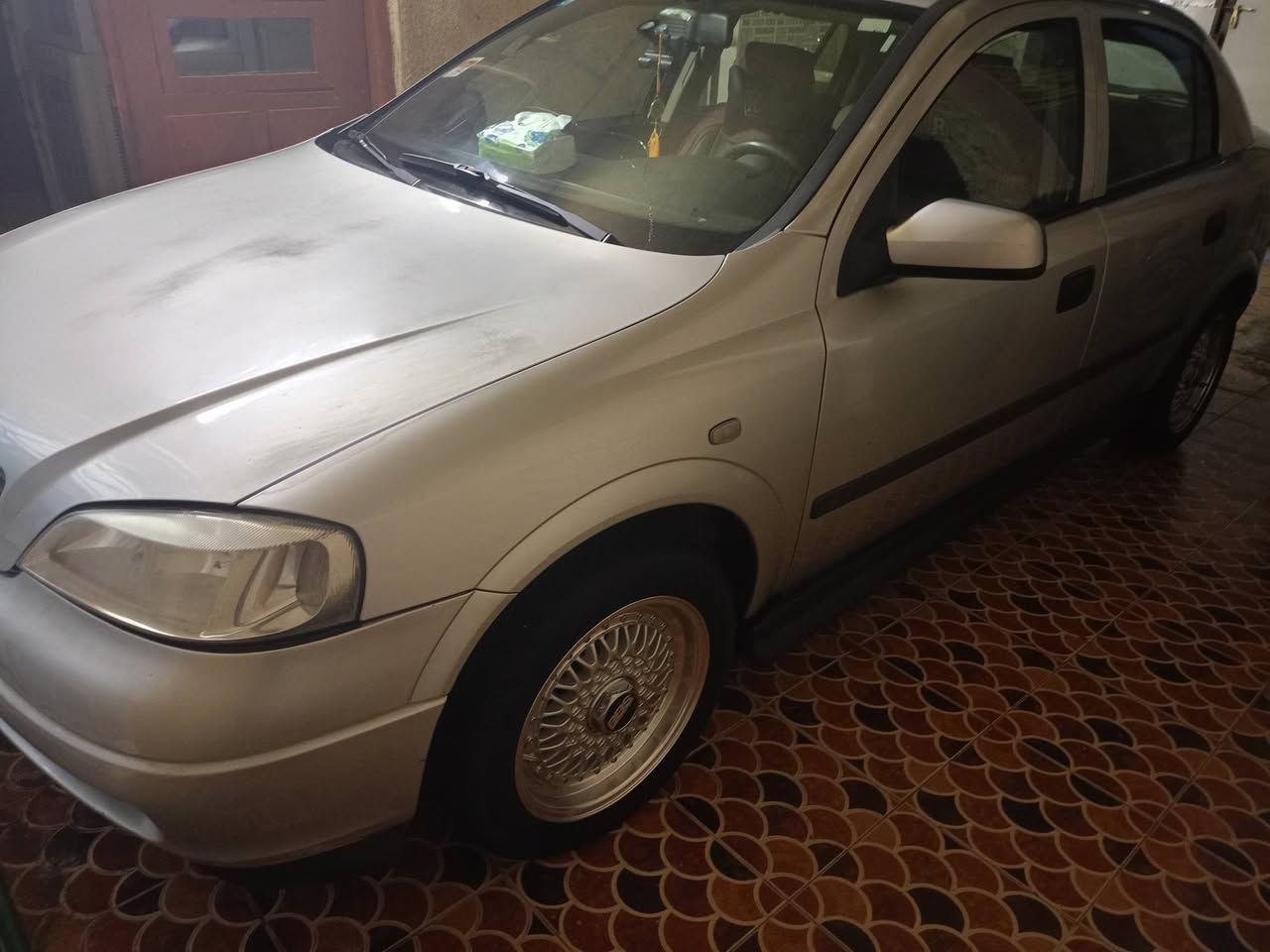 السلام عليكم الرجاء قراءة المنشور ..
اوبل استرا 2002 رقم بغداد باسمي .
السيارة كفاله عامه من الضربه والتبديل بيه بارد بسيط ناشر صورته بالجاملغ الخلفي عكس السائق وبيه جرد بالقماره والبنيد  تخم ويل كب رياضي وتاير جديد صدر أمامي ودبلات خلفيه جديد.
استيرن متحرك .
بوكس تبريد مال حاويه اخذته من ياسين أبو علي كامل هو والتدفئه تبريد ثلاجه.
السيارة بيها خيط بخار روايته للفيتر كال لاستيك ولف بس من اشتغل يطلع دخان من امشي يكطع.
بيها عينه وصينيه بيه رجفه بالتحريكه 
انطيك عينه وصينيه وياها مال حاويه
بيها دجه محرك دايسه انطيك تخم دجات اشتريتهن الهه.
مكان السيارة ديوانيه قضاء عفك سعر 63 ...وبيه مجال
***********
اقسم بالله البيع بسبب البناء السياره جانيها وبالعافيه عالياخذها والسونار مرفق بالمنشور
