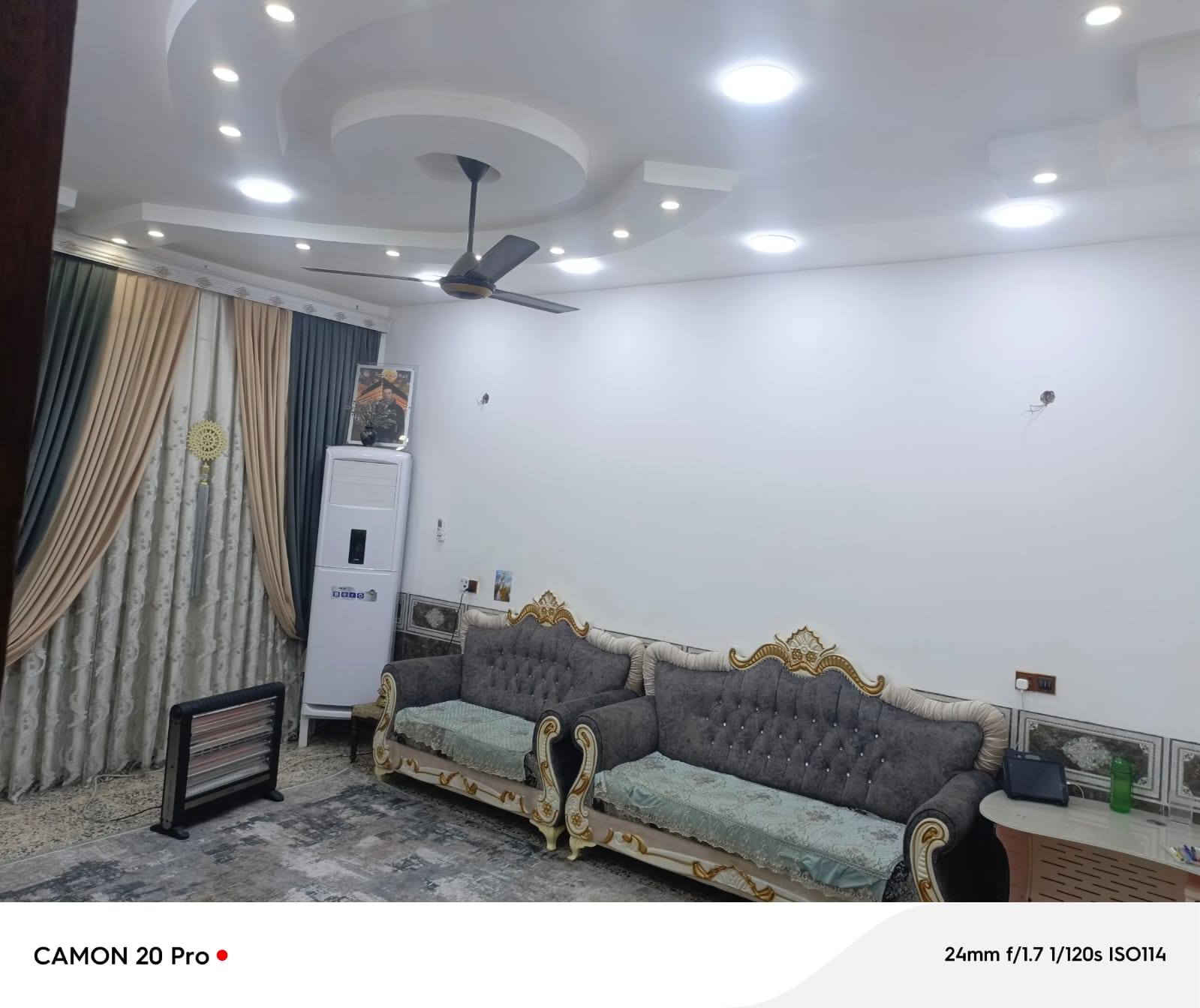 دار سكن المساحه 200 متر ركن في حي الحكيم شارع ابو كيان الدلال يتكون من غرف نوم عدد 2 صله مطبخ استقبال صحيات بناء طابوك كهرباء ثريفيز ماء ثلاث خطوط للاستفسار والسعر خاص او الاتصال *********** 📞 واتساب
