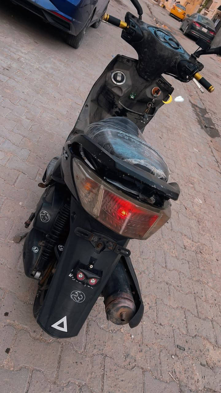 السلام عليكم دراجه سكنس فحل ياباني نوزل خطين قبق نفخ كهربائيات كلها شغاله عله اخر حبه جيب وياك الف فيتر نكره سلف وهندر مكينه خير من الله دراجه مال بيت اوراقها كامله مال گمرگ ستاند كهربائي لايت زنون اصلي تخم تاير جديد قفل جنطه قفل ستيرن كلها  شغاله مابيها اي نقص مكاني بغداد الزعفرانيه. السعر (   550    )وبيها مجال  المو  شراي لا تعبني ***********
