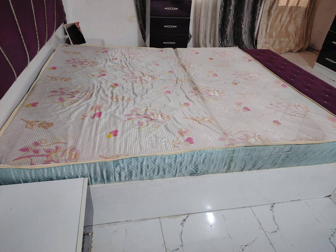تمام دوشك جربايه نفرين نظيف اخو جديد طول مترين 200 والعرض 180 ومبرده جديدة ستعمال قليل الحجم 2500 اريدهن ثنينهن (ب200) للاستفسار رقم ***********
