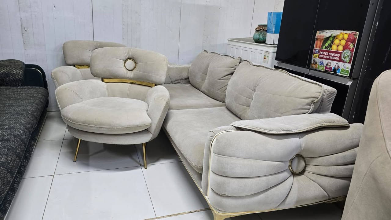 ​السلام عليكم.. متوفر الآن طقم تركي مميز بتصميم "مودرن" وألوان جذابة (لونين)، يجمع بين الفخامة والراحة وعملي جداً للمساحات المختلفة.
المواصفات:
✅ عدد المقاعد: 8 مقاعد بتصميم مريح جداً.
✅ اللون: مزيج رائع بين اللون الزیتوني والاوف وایت.
✅ الميزة: نظام "سرير قلاب" (يتحول بسهولة إلى سرير مريح للضيوف أو الاستراحة).
✅ الحالة: نظافة عالية جداً (95%) وتصميم عصري يناسب البيوت الحديثة.
​📍 العنوان: بغداد - الدورة - شارع الكفاءات.
📞 للتواصل أو واتساب: ***********
