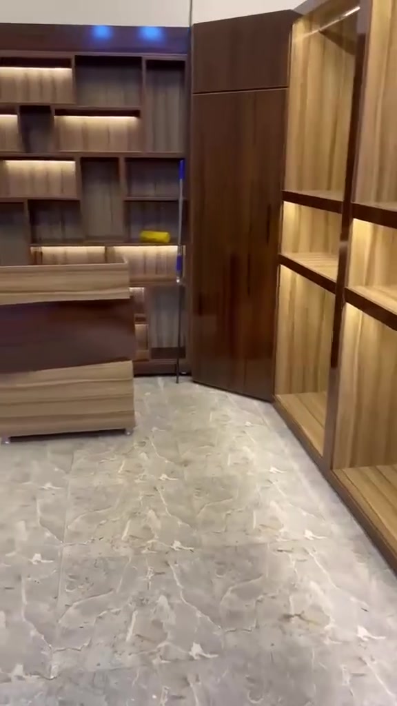 🔹 للبيع رفوف عرض لمحل ملابس 🔹

يتوفر لدينا رفوف عرض بحالة ممتازة، مناسبة لمحلات الملابس والأحذية والإكسسوارات.

✅ تصميم عملي وأنيق
✅ متينة وقوية التحمل
✅ تساعد على تنظيم وعرض البضائع بشكل جذاب
✅ مناسبة للمحلات الجديدة أو لتجديد الديكور
جميل وانيق مناسب لمحلات الملابس الرجاليه 

للاستفسار والتواصل واتساب :
📞 [***********]
بي مجال للشراي 
المعاينة متاحة للجادين.
