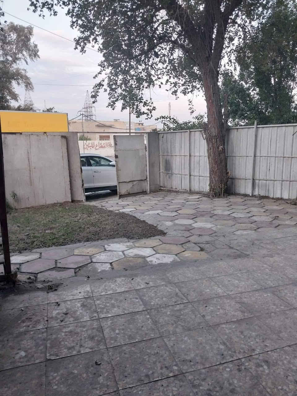 بيت للايجار ٣ غرف نوم وصالة واستقبال ومطبخ وخدمات حمامات عدد٢ كراج يكفي ٢ سيارة حديقة في بداية شارع المدارس رقمي ***********
