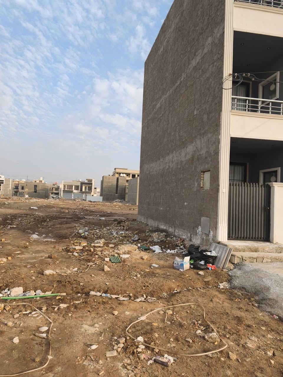 السلام عليكم قطعة ارض ركن  طابو صرف في منطقة كراره المساحه 62م  الواجه 6.5  النزال. 9.6 خدمات ماء موجود كهرباء تسحب جذيله  كامله بيها اجازة البناء مع البيوت البصفك  السعر 95 مليون وبيها مجال للاستفسار ***********
