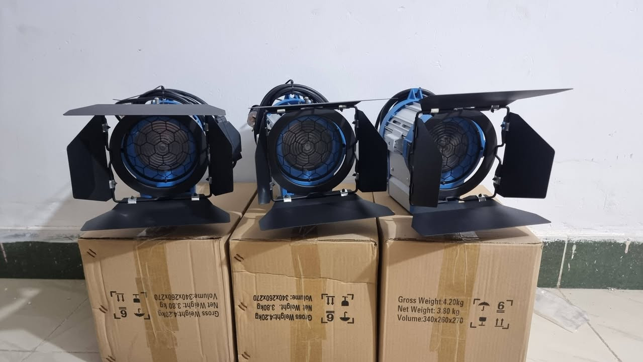 اضاءة مستمرة 650 واط شمسي سينمائي جديد 
متوفر توصيل ***********
