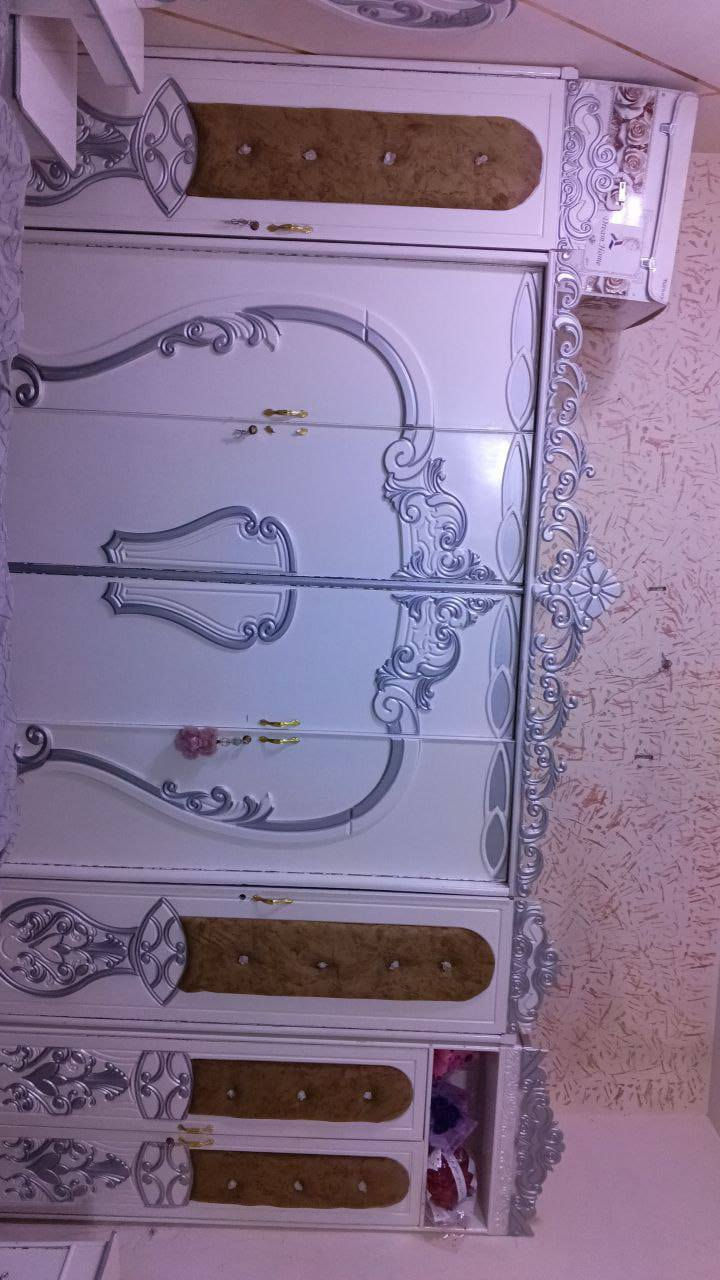 غرفة صاج عراقي بلون ابيض 
متكونة من 8قطع 
فقط تاج الميز ابو لمراية مكسور
السعر 600وبيها مجال 
الرقم ***********
