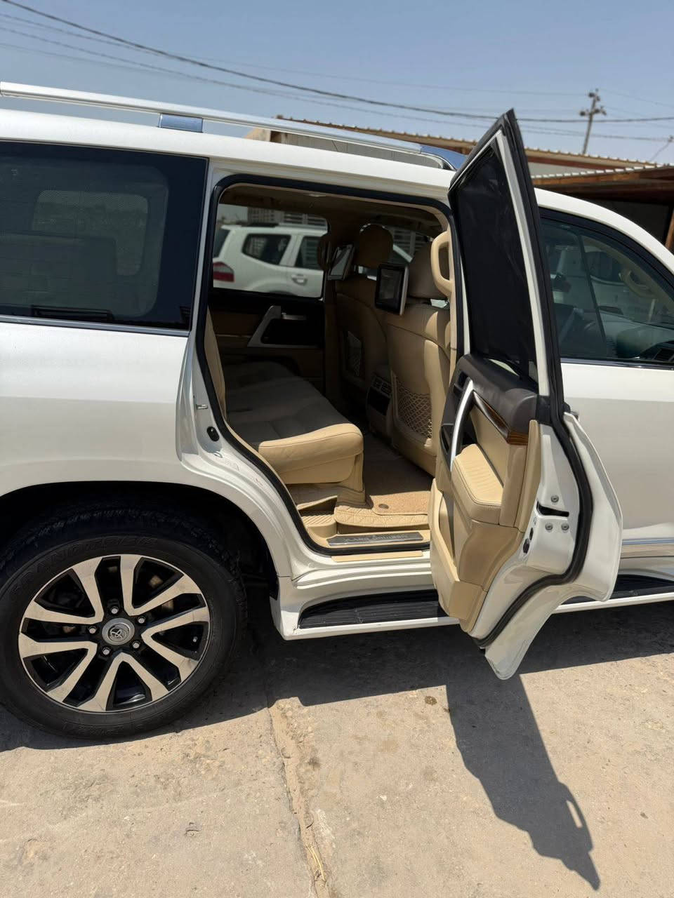 سلام عليكم لاند كروز للبيع موديل 2017 فول مواصفات V8 كفاله عامه رقم اربيل بسمي تحويل مباشر  ***********
