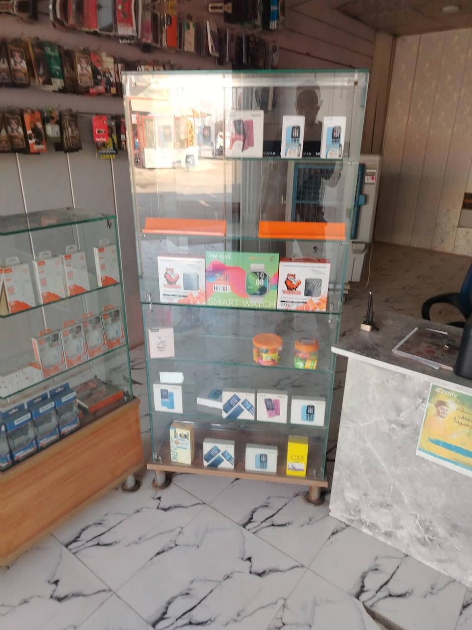 فاترينات عدد2وميز مكتبي و العارضه مال الأجهزه و العارضه الخلفيه ***********
