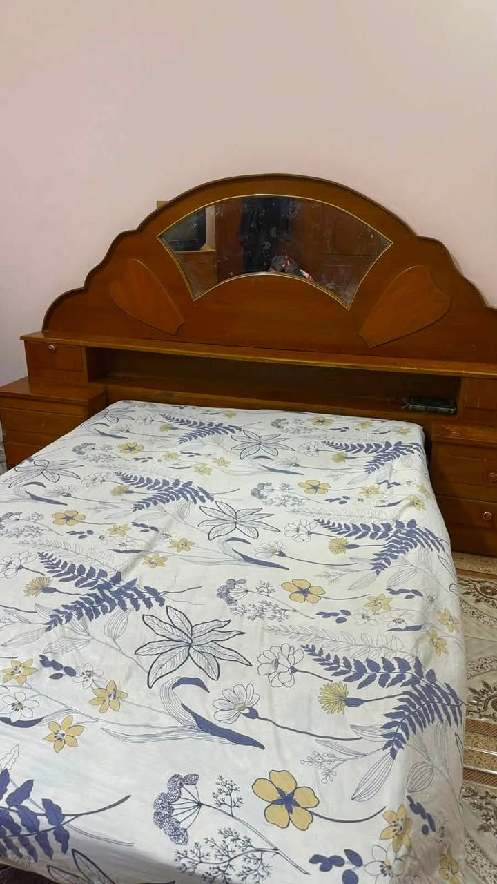 للبيع
غرفة نوم خمس قطع 250الف  وبيها مجال
للتواصل اتصال على الرقم او المراسله عبر الواتساب 

***********
