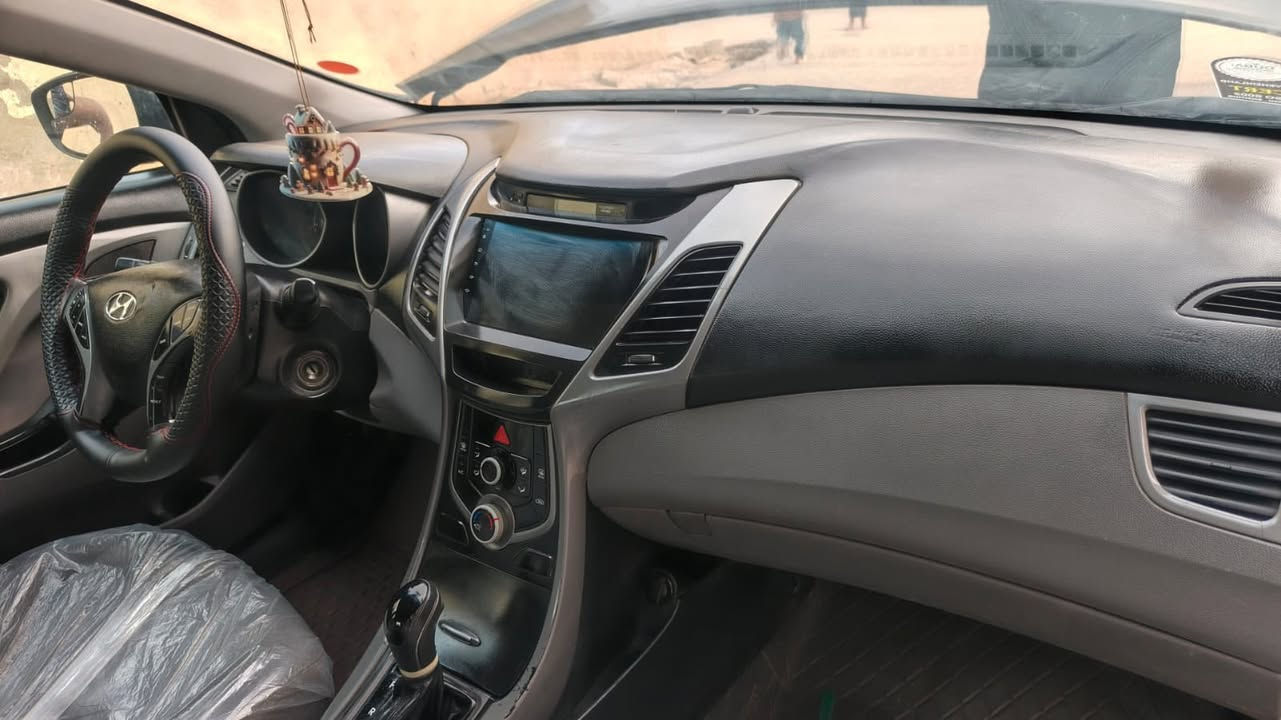 السلام عليكم
النترا 2016 وارد أمريكي 
ضربتها سطحيه بالبنيد مبدل فقط 
والجاملغ مفتوح مسنتر
سيارة جديدة 
مسويلها ادامه كامله
تواير جدد 
حدادية جديدة 
مكينه 2000 دوش ما مفتوحه
مكينه كير كفاله شرط 
مكاني ناصريه غراف 
***********
