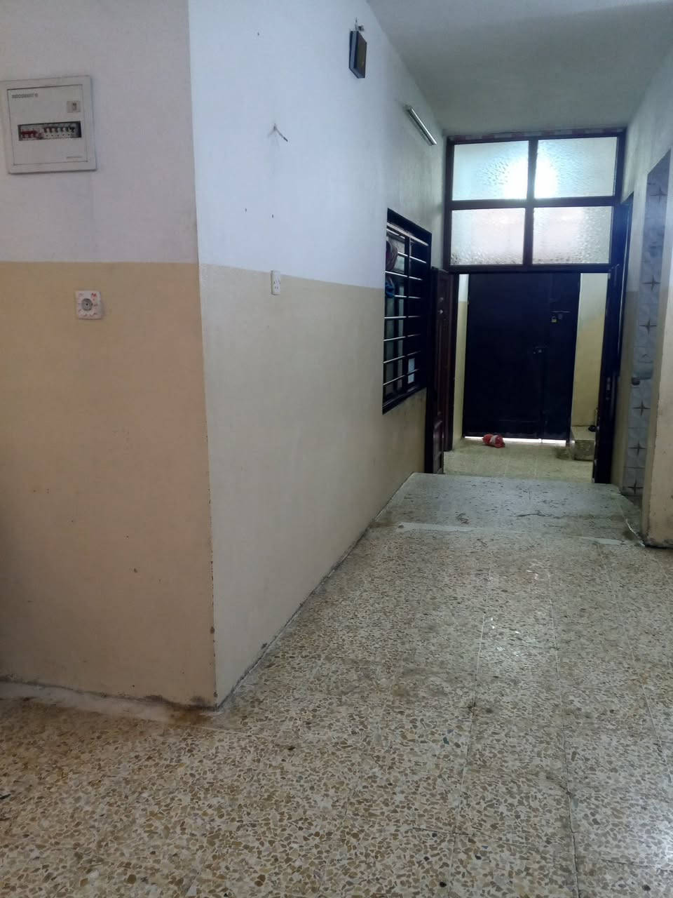 بيت  للبيع – مساحة راقية وتصميم عائلي متكامل! ✨
​🏠 المساحة: 150 متر مربع
📍 الموقع: [الموصل.المنصور.مقابل جامع الحق]
​🔻 تفاصيل البيت:
​الطابق الأرضي:
​استقبال واسع للاستضافة.
​غرفتان نوم بمساحات ممتازة.
​هول (صالة) داخلي واسع.
​حمامات ومغاسل متكاملة.
​الطابق الثاني:
​4 غرف نوم واسعة (حجم  غرفة 4×4 ).
​هول (صالة) داخلي.
​حمامات ومغاسل متكاملة.
​💎 مميزات البيت 
​الطابق الثاني:
​4 غرف نوم واسعة (حجم كل غرفة 4×4 م²).
​هول (صالة) داخلي.
​حمامات ومغاسل متكاملة.
​💎 مميزات البيت:
​تقسيم ممتاز يستغل كامل المساحة.
​يناسب العوائل الكبيرة (6 غرف نوم إجمالاً).
​📞 للتواصل والاستفسار:
​رقم الهاتف / واتساب: ‏‪***********)
​السعر: [115.وبي مجال): عند الاتصال

