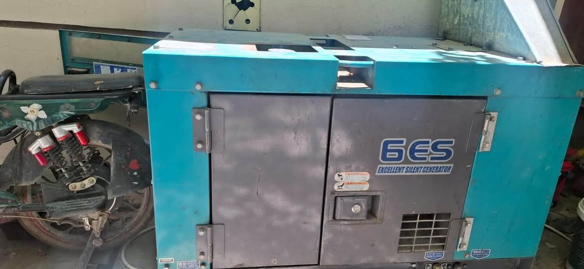 المواصفات ا:
الماركة: Denyo Co., Ltd. (ياباني أصلي).
 القدرة الإنتاجية (Rated Output): 15 kVA.
 عدد البستونات: 3 بستون.
 التيار: 48 أمبير / 220 فولت (سنجل فيز).
 التردد: 60 هرتز.
 نوع المحرك: D905 (اقتصادي جداً بالديزل).
 الحالة: نظيف جداً وبحالة ممتازة وجاهز للتشغيل مباشرة (كما في الصور).
السعر المطلوب:
 السعر: 25 ورقة 
 للاتصال أو الاستفسار:***********
