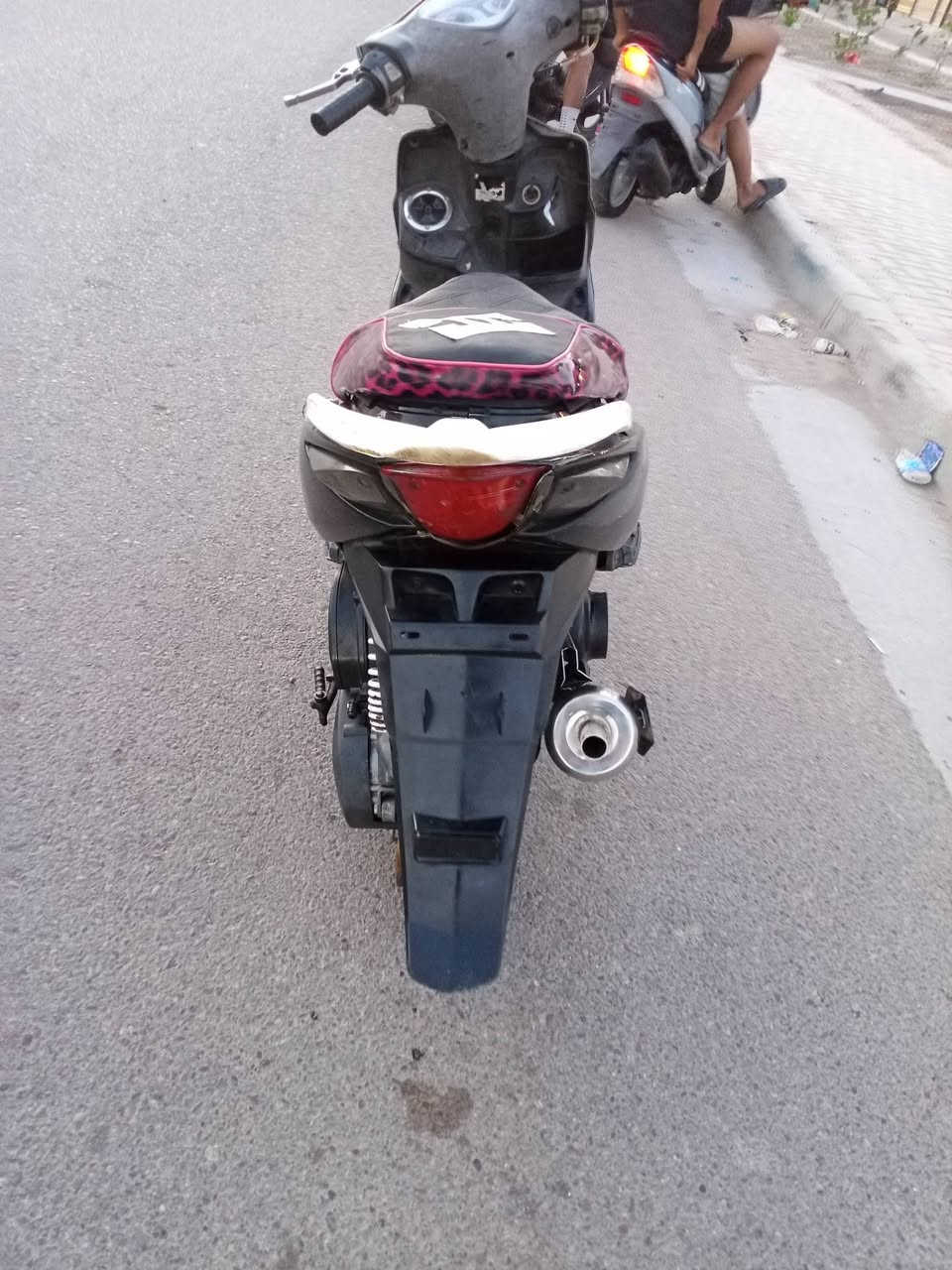 السلام عليكم ماكس مضلع مكينه خرسه نكره سلف شلعه ومعدل شك لكاع شك تايرات جدد دراجه خير من الله السعر 450بيهه مجال  العنوان بغداد شهداء البياع رقم الهاتف ***********
