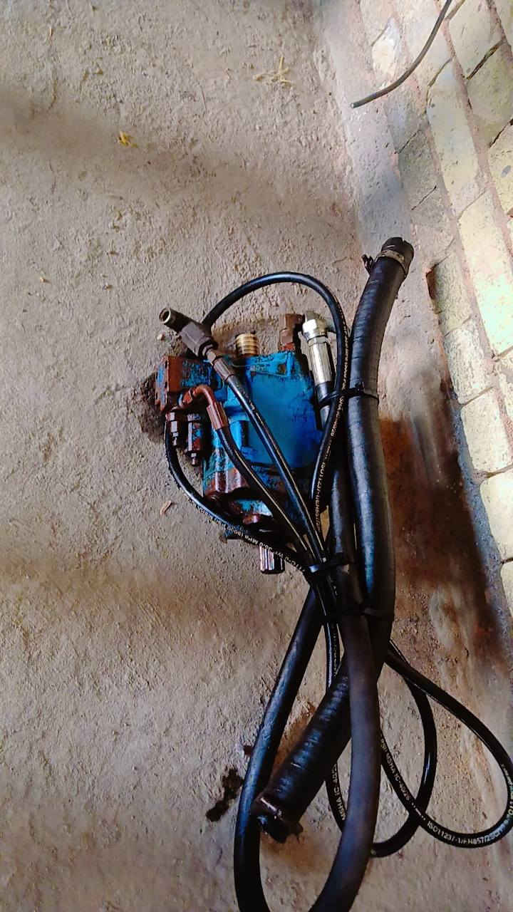 سلام عليكم...جهاز كرين للبيع نوع بافنجر مديل 2005 جديد مكفول كفاله عامه 3سلايت هيدروليك 5800طن الحجم 16.5 رجلين قلاب رجل طلقتين مع المضخه مالته للستفسار الاتصال على الارقام:***********\***********
