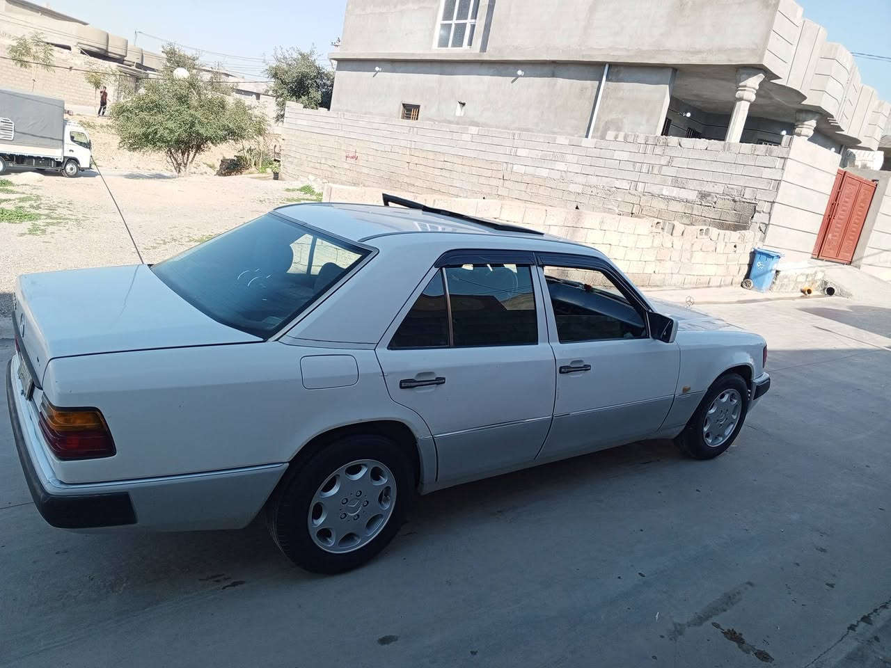 سلام عليكم
مرسيدس E300 أصل ✅
 موديل 1992 رقم بغداد سنويه جديده✅
 قواعد دبل بلاد مكفولات على وضع شركه✅
 مكينه وكير جدد بطه ديلكو✅
 تخم تاير جديد صدر جديد✅
 باتري جديد كهربائيات كلها شغاله✅
 داخل كله جديد على وضع شركه ✅
تبريد ثلج 🥶 ✅
سعر 57 وبيها مجال 💲
مكاني ديالى جلولاء 📍
‏‪***********‬‏📞
