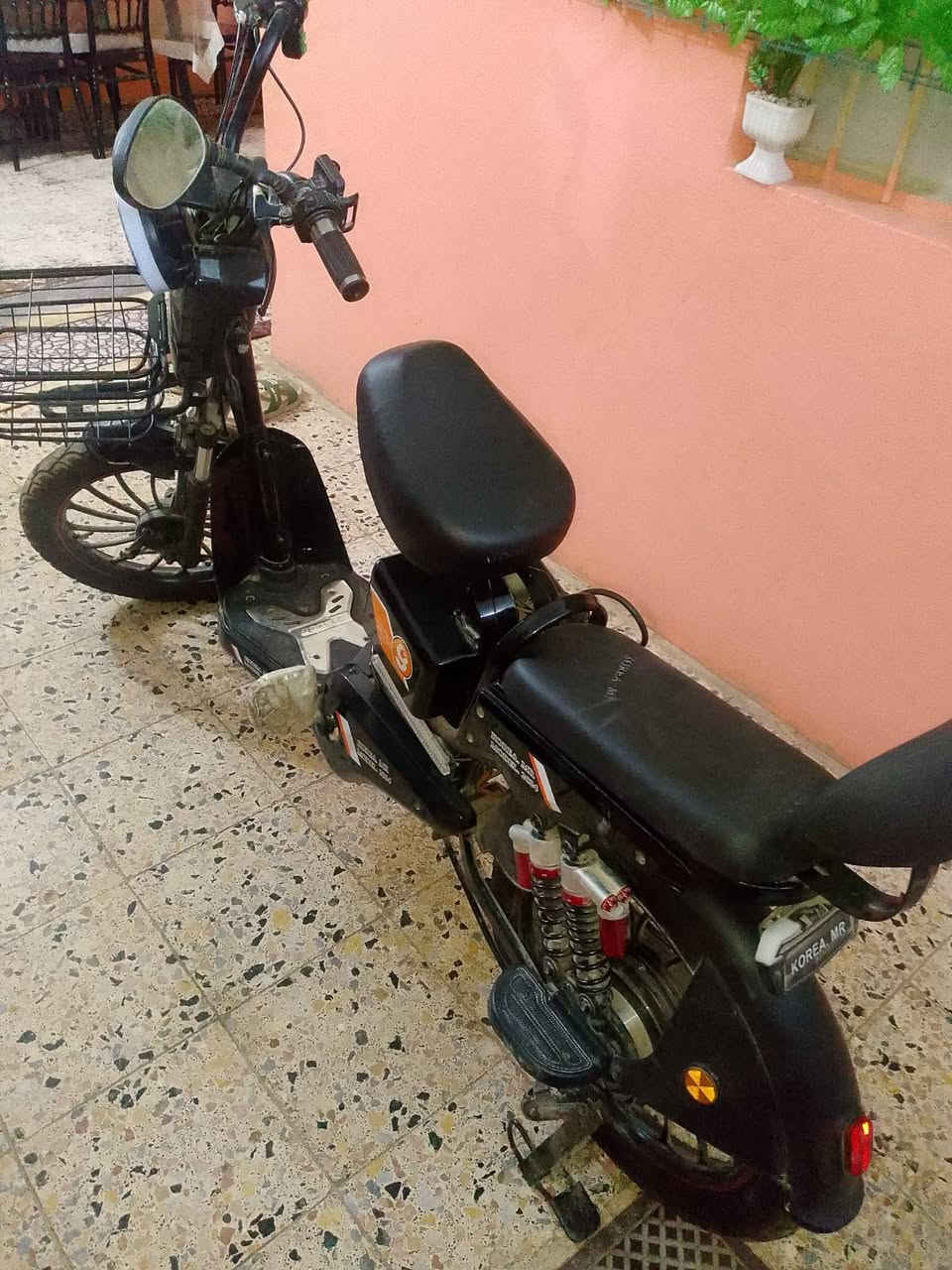 سلام عليكم شباب دراجة شحن للبيع نظيفة يحتاجلهة فقط بطاريات اما باقي الدراجة مابيهة خلل نظيفة شوفت عينك السعر 250وبيهة مجال الرقم ***********
