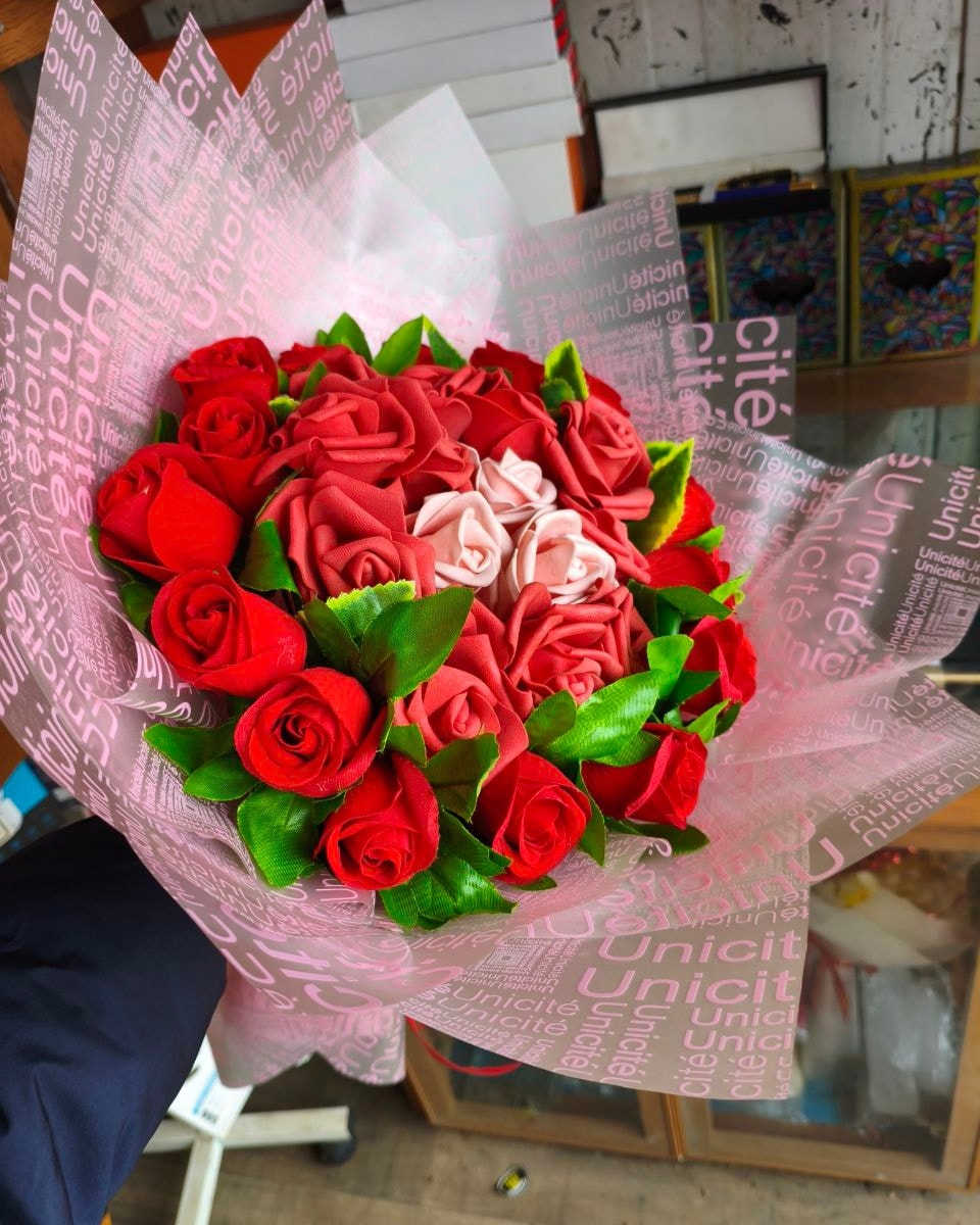 لأن بعض الهدايا تحچي أكثر من الكلام 🌸
بوكيهات ورد مرتبة بذوق وأناقة
تناسب كل مناسبة: حب، تقدير، فرح، مفاجأة
🌹 متوفر الآن في مكتب الباشق
📍 حجز مسبق | تنفيذ سريع | تغليف أنيق
🎉متوفر انواع الورود السنكل والبوكيه
🎉متوفر ايضا علب واكياس ورقية للهدايا وتغليف الهدايا .
  *********** /***********. متوفر توصيل
📞 راسلنا للطلب
#مكتب_الباشق
#بوكيهات_ورد
#هدايا
#ورد_مناسبات
#ذوق_وأناقة
