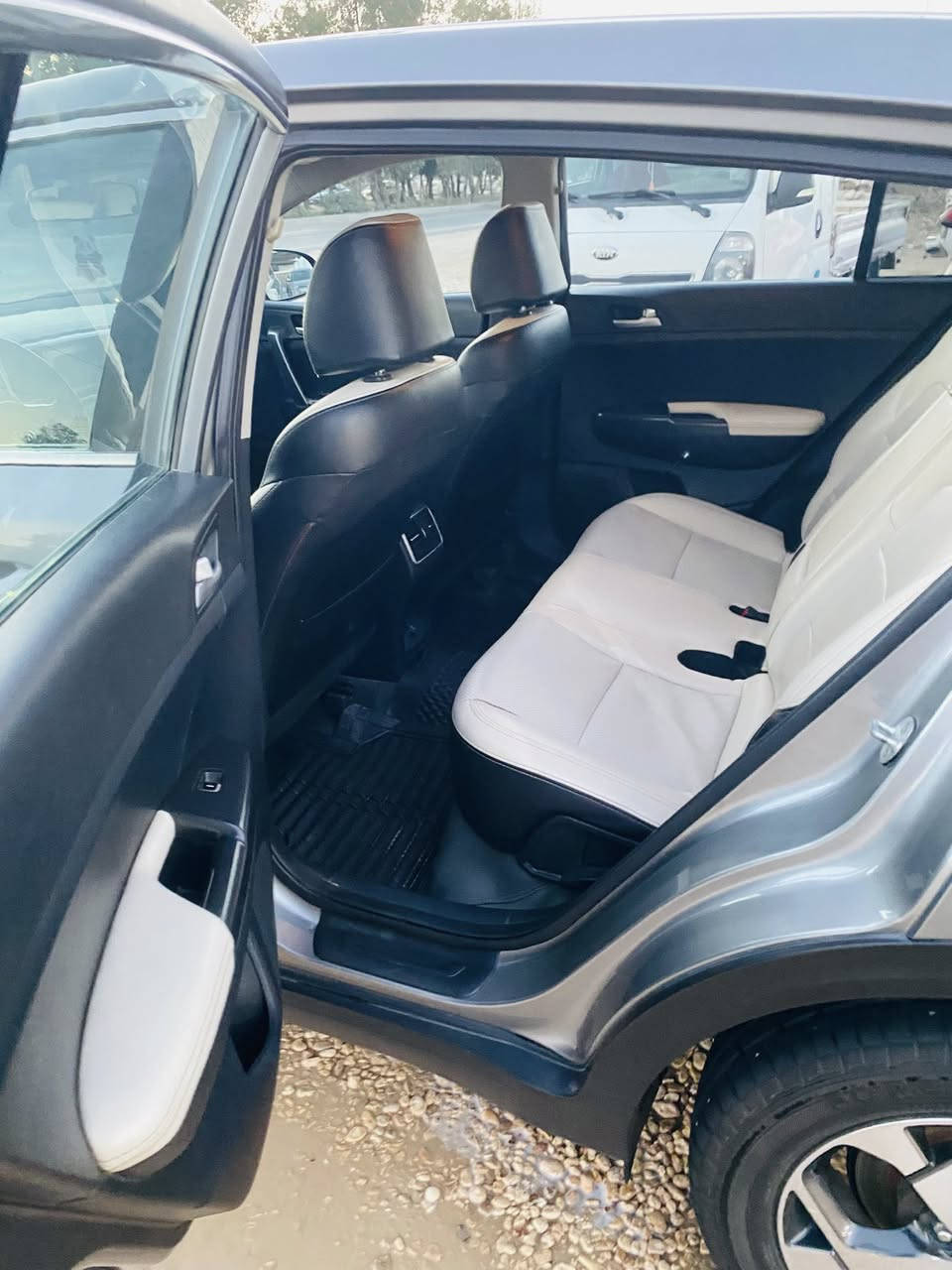 السلام عليكم سبورتج موديل 20 أمريكي حادث سونار تبديل فقط بنيد وجاملغ وباب صبغ السياره تخم تاير حديده جديده تبريد مكينه كير كفاله شرط بدون دواخل شاشه جبيره جلد تحكمات رادر امامي جانبي رقم بغداد الجديد سنويه جديده السياره خير من الله العنوان حله قرب الكوين بارك السياره بسمي تحويل ثاني يوم السعر 153 وبيه مجال لطيبين 
***********
