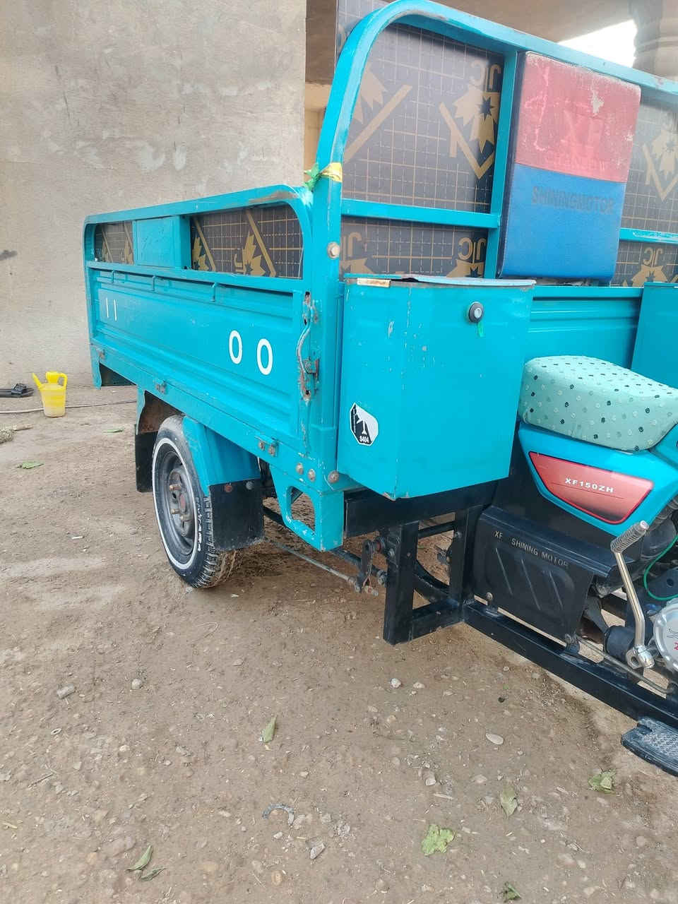 السلام عليكم خوان لستوته نضيفه مديل ٢٣ اصولي وصل كمرك بيه غراضه كله البلاديه مابيه لاصبغ ولا لحيم خياس ماكو بداخل لبدي تفتح لخشب بيدك محرك ما مفتوح للتواصل واتساب أو مكالمه *********** مكاني بغداد الشراي يتواصل
