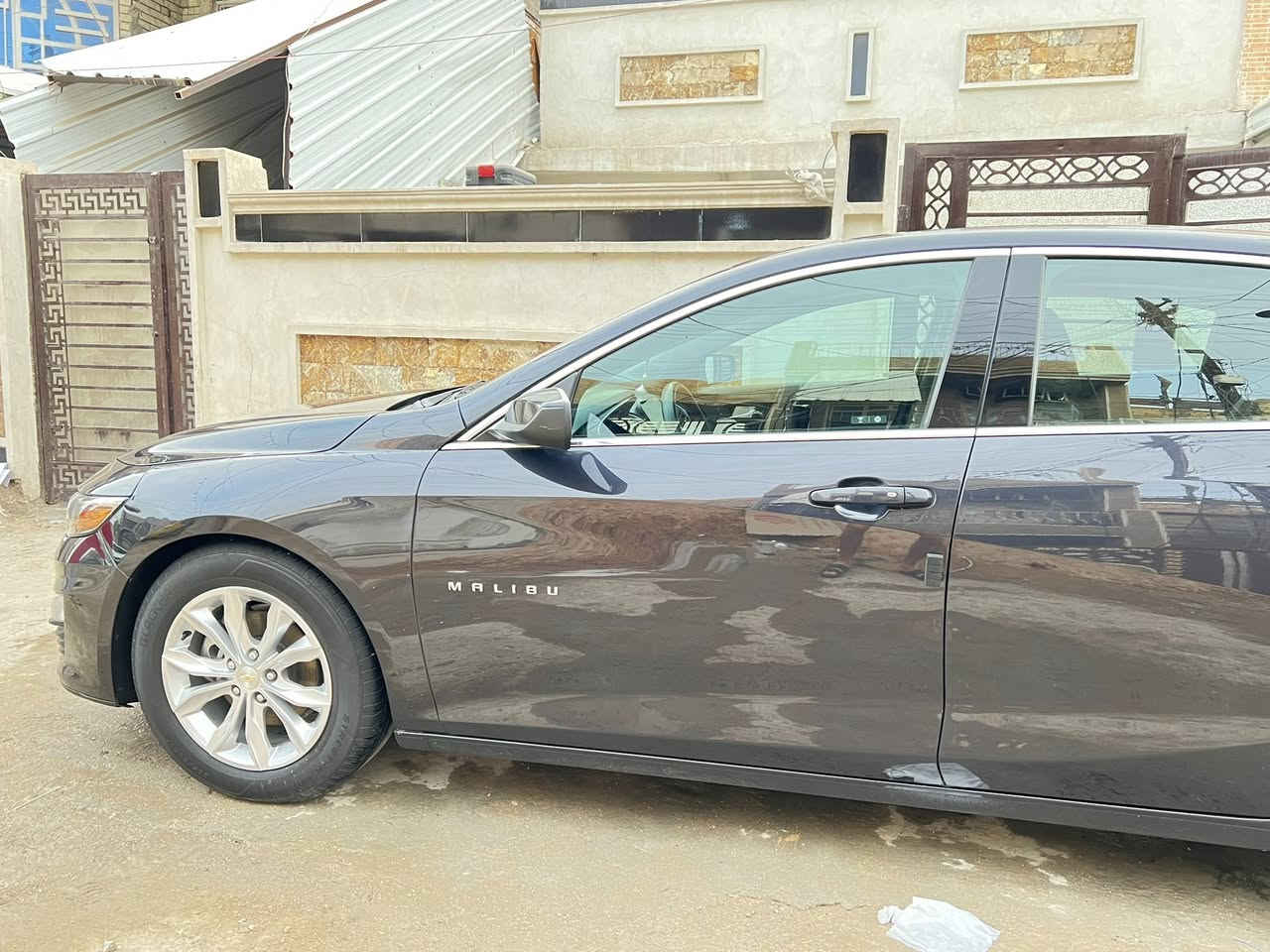 السلام عليكم من رخصة صاحب الكروب 
 للبيع شوفورليت ماليبو 2023 
حادثها الجاملغ الأيمن مبدل ومصبوغ فقط بدون ايرباك 
السيارة نظيفة جداً 
فول مواصفات 
محرك السياره 1500 تيربو 
بانوراما 
للاستفسار الاتصال ع الرقم التالي 
***********
مكان السياره بغداد الجديدة
