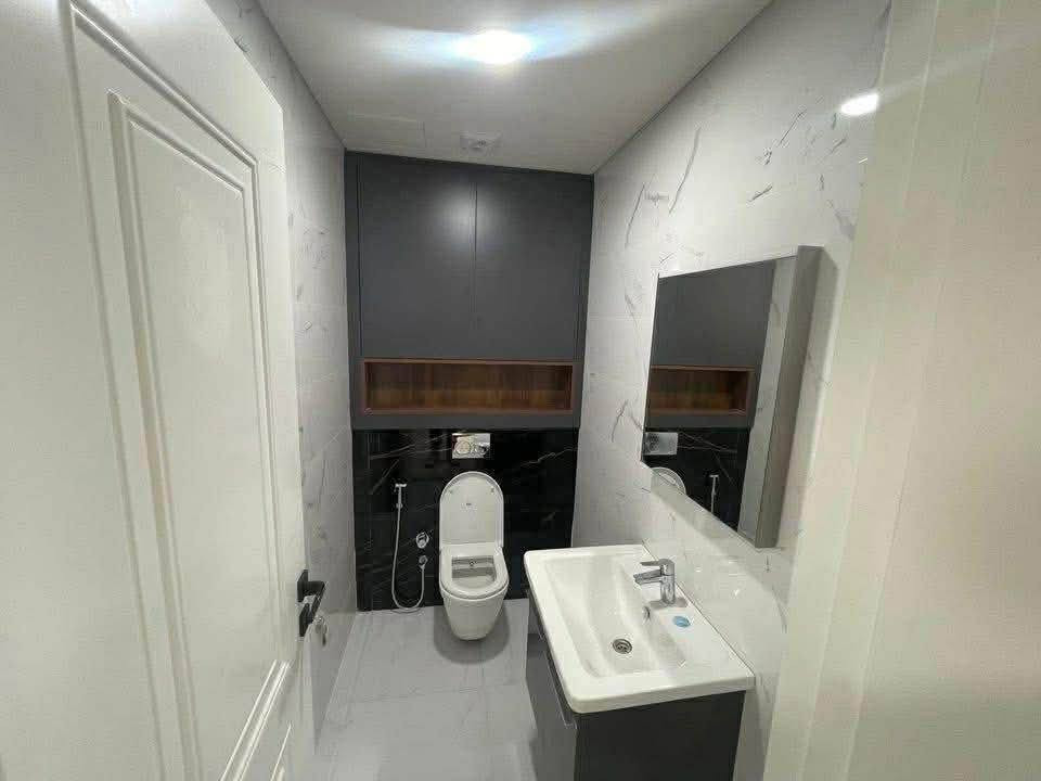 #للايجار 
مجمع الروان السكني حي الحسين قرب كليه الرشيد  مساحه 200 متر ركن.  3 غرف نوم ومطبخ كامل ايطالي وسبالت  عدد 5 اطلاله خارجية طابق 13 عمارة R 8
 ايجار شهر بشهره مناسب جدا
***********i
