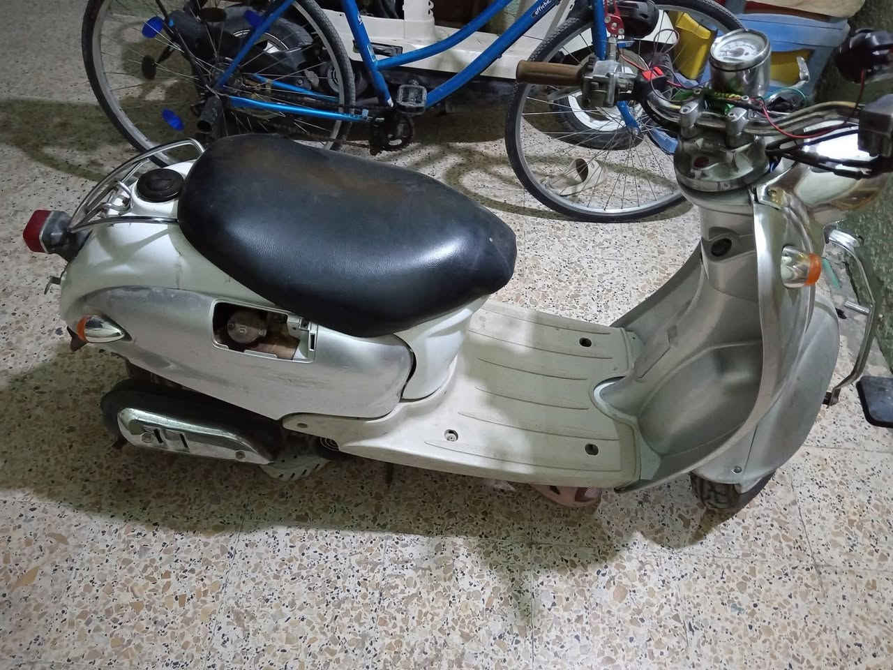 دراجة نوع (عبدالحليم)
لون (رصاصي) 
مكفولة كفاله مكينه، مبدل بيها بس (بستم ) غير هذن ماكو عطلات
هندر او سلف تشتغل 
السعر ٢٠٠ وبيها مجال للشراي ويدلل
للاستفسار رقم الهاتف ***********.
