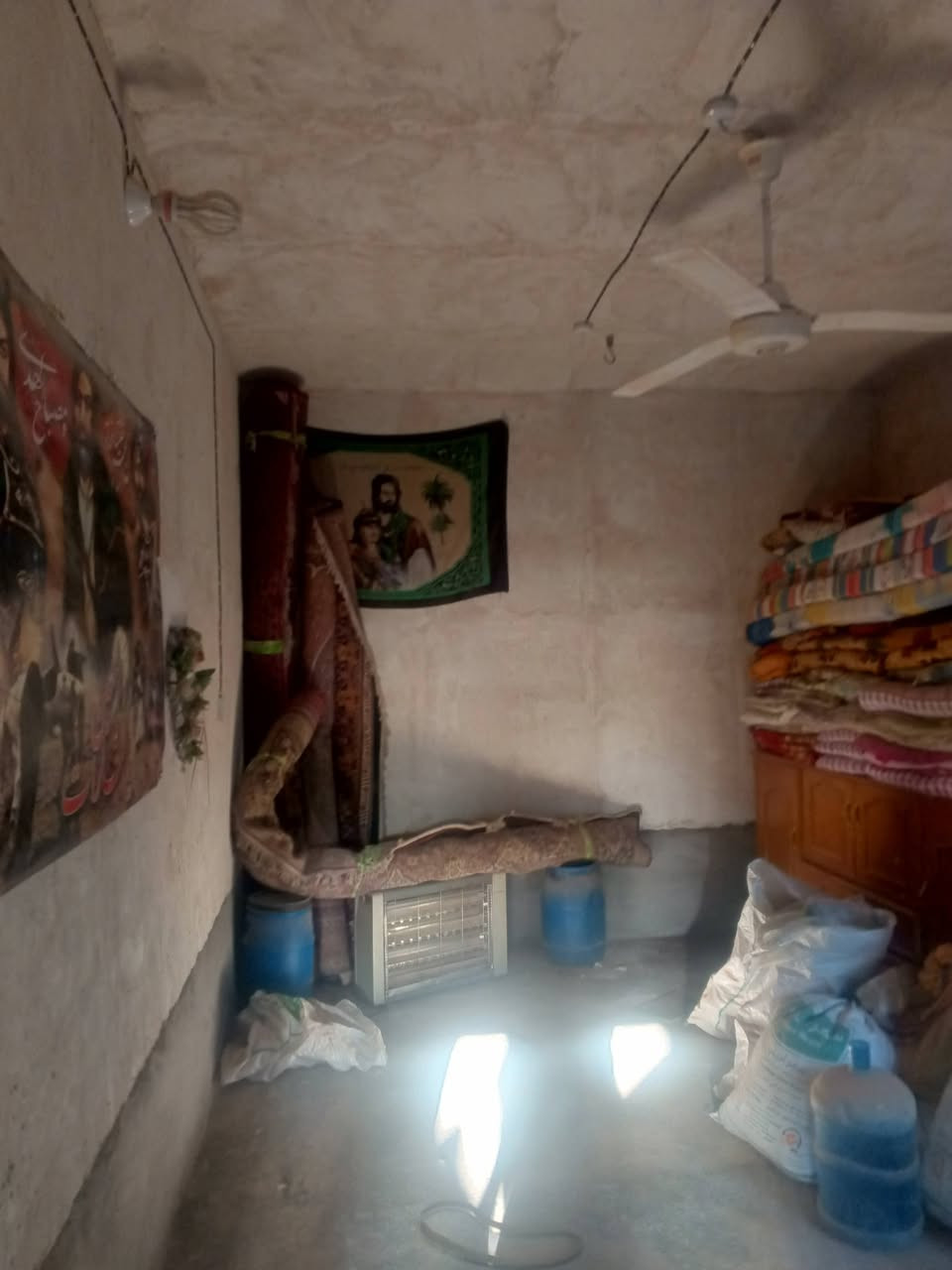 سلام عليكم
بيت للبيع 
مساحته 150
طابو صرف بسمنه 
بجهه اليمنه قريب عل مدرسه وشارع 40
للبيت بي غرفتين وصاله وثنين مكشوفات 
والاستقبال والمطبخ ما مسكوفات 

سعر 22
وبي مجال قليل 
***********
