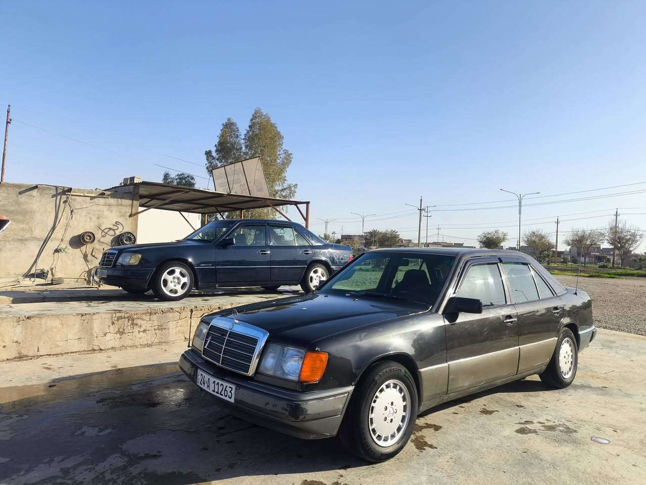 سلام عليكم 
مارسدس دب 300 موديل 90 رقم دهوك بسمي سنويه لل2031 هزه جديد ادامه كامله صدر 4تايرات جديد باتري جديد محرك صار شهر شاده اماراتي بجيس 3000,ديلكو  لايت زينون قفل مركزي ريمون برغري نقص مابيه سعره 55وبيه مجال مكان ديالى ناحيه جباره للاستفسار الاتصال ***********
