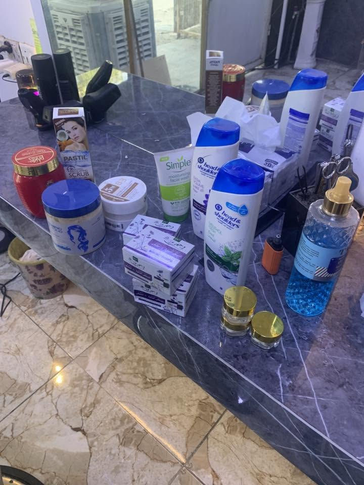 السلام عليكم تم بحمدالله افتتاح حلاقت المميز باحسن قصات الشعر والمسرحات وتنضيفات البشره مع كريمات شعر وخلطات البشره وصبغ الشعر 
باداره مصطفى الحلاق 
الرقم للاتصال ***********
موقع خلف السوق الاسود مقابيل الافران
متوفرين علئ مدار اربعه وعشرين ساعه ويفضل الاتصال قبل المجيئ
