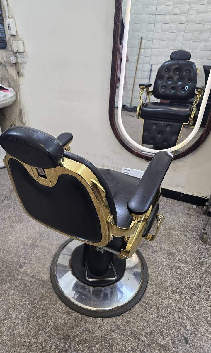 اسلام عليكم غراض حلاقة للبيع
الكرسي ب ٢٠٠
المراية ب ٦٥
مقاعد الاستراحة الواحد ب ٢٥ تلاثتهن ب ٧٠ 
سبلت طنين توست انفيرتر ب ٢٠٠ 
العنوان بغداد الشعلة الرقم ***********
