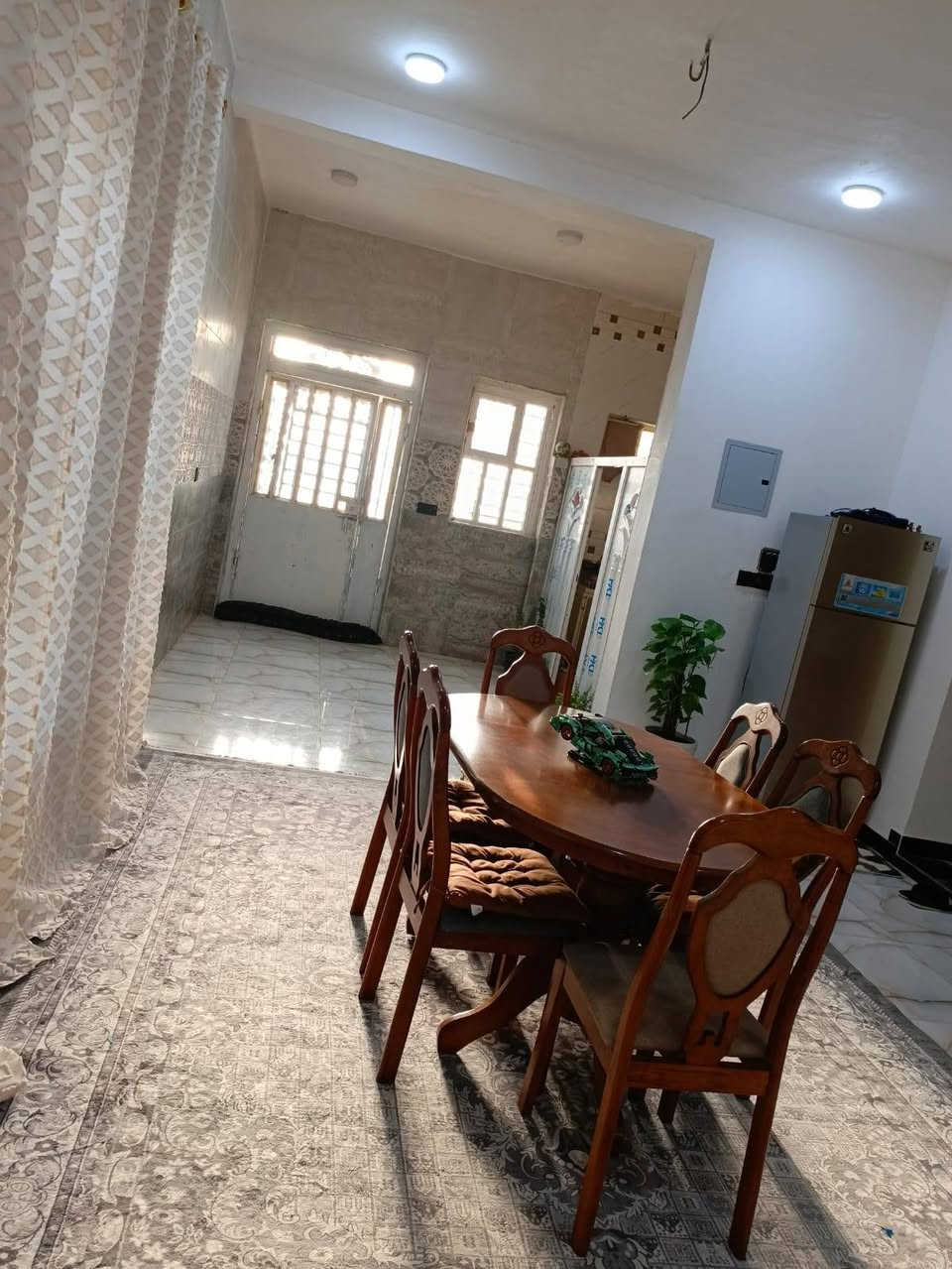 سلام عليكم  
منزل للبيع المساحة 300م
العنوان بداية حولي الجامعة /الحي الثقافي/ مقابل قاعة مارينا للمناسبات 
طابو زراعي سند 25 
يحتوي على غرف عدد 2 نظام السويت
مطبخ حار + غرفه طعام واسعة مطلة على الصالة
صاله + صحيات
غرفة ضيوف + صحيات 
طارمه + حديقة واسعه
منور عدد 3 
البناء كونكريت مسلح طابوق درجة اولى 
تأسيس ماء + كهرباء + مجاري  درجه اولى
البيت يحتوي على بعض النقوصات
للأستفسار اكثر الاتصال على الرقم
***********
