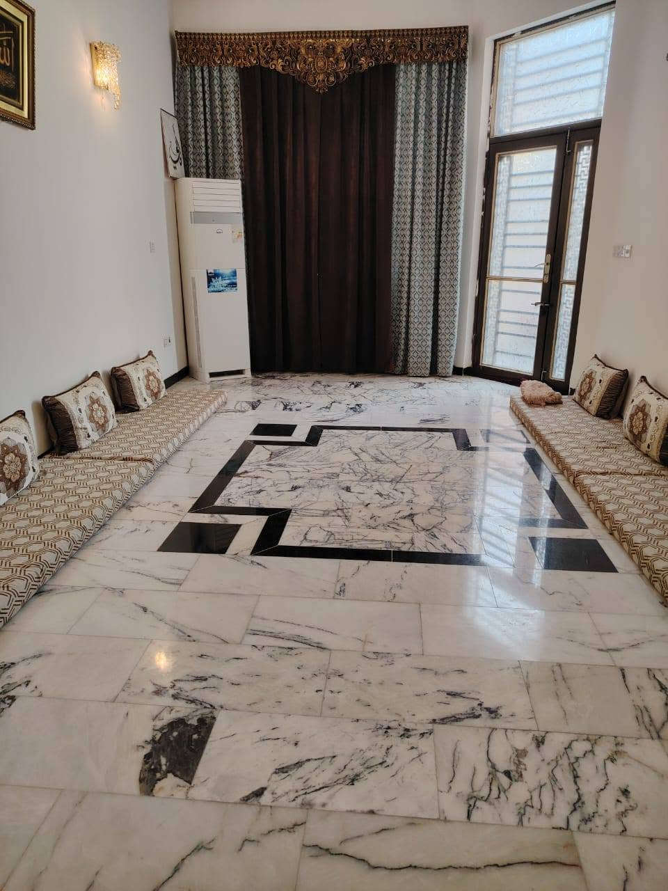 دار للبيع بلبوبيات مجمع ال ثابت السكني مساحته ١٢٨ متر يحتوي على غرفه كبيره واستقبال وصاله ومطبخ حار وبارد وصحيات ومنور الطابق الثاني صاله عله عرض البيت وحمام عامود ٤٦ المجمع خدمات كامله مي مجاري كهرباء تبليط ٣دقايق بسياره عن الامام السعر ب١٩٥ وبي مجال للشراي رقم صاحب الدار ***********
