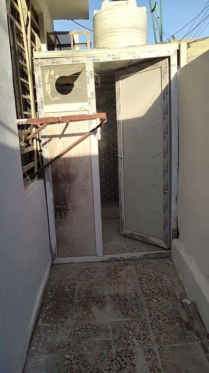 السلام عليكم للبيع بيت بلحر بحي سومر بشارع ابو نسيم مساحه 120م طابقين بي استقبال وهول ومطبخ وغرفه وصحيات خارج وداخل وبي غرفه وهول فوك. *********** واذا اكو قطعه مراوس مع الفرق
