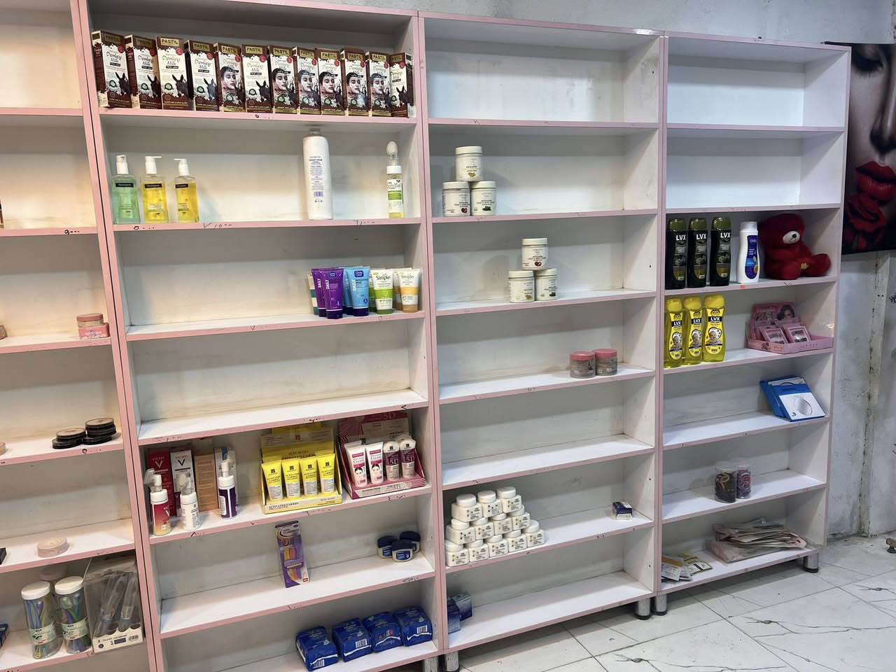 السلام عليكم 
عندي فاتيرنات الارتفاع ٢ متر و٢٠ العرض ٩٠ النزال ٢٠ 
ثلاث قطع وعندي ميز المنيوم  وعندي قطعة ضوئية الارتفاع متر والعرض ٣ متر للبيع للتواصل ***********
