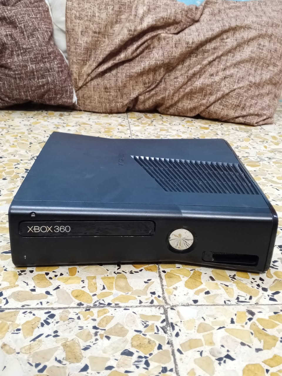 اكس بوكس 360 سلم للبيع جهاز عطلان وبدون هارد كامل ملحقات جوستك ومحولة الأصلية السعر 50وبي مجال مكان بغداد الشعب ‏‪***********‬‏
