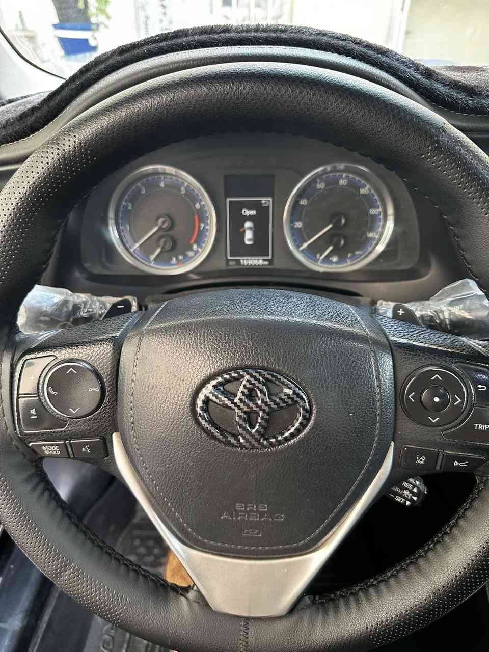 السلام عليكم للبيع كورلا 2018 وارد امريكي مواصفات se معروفه سياره عليها تخم تاير جديد صدر كله جديد اصلي تبريد ثلاجه نضيفه مال بيت سياره بأسمي رقم وسنويه 2030 ضرر موجود بالصور سعر خاص ***********
