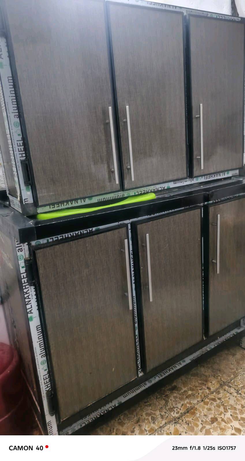 كاونتر مطبخ بجودة عالية مصنوع من الألمنيوم، يمتاز بالمتانة والمظهر العصري. يتكون من عدة أبواب لتوفير مساحة تخزين واسعة للمطبخ. التصميم الأنيق يناسب جميع الديكورات المنزلية.