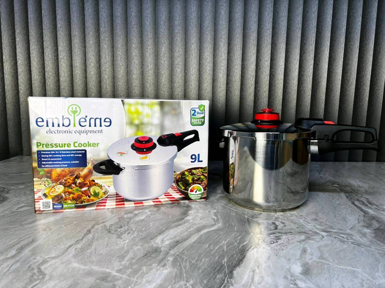 قدر ضغط غازي من ماركة امبليوم الالمانية 🇩🇪 ✨ 
_ 2 نظام أمان حساس في حال زيادة في الضغط 
_ ستانلس ستيل 304 18/10 مقاوم للصدأ
_ درجتين لقوة الضغط حسب الطبخ لحوم او خضروات 
_ حجم 9 لتر حقيقي 
الضمان سنة من تاريخ الشراء 

