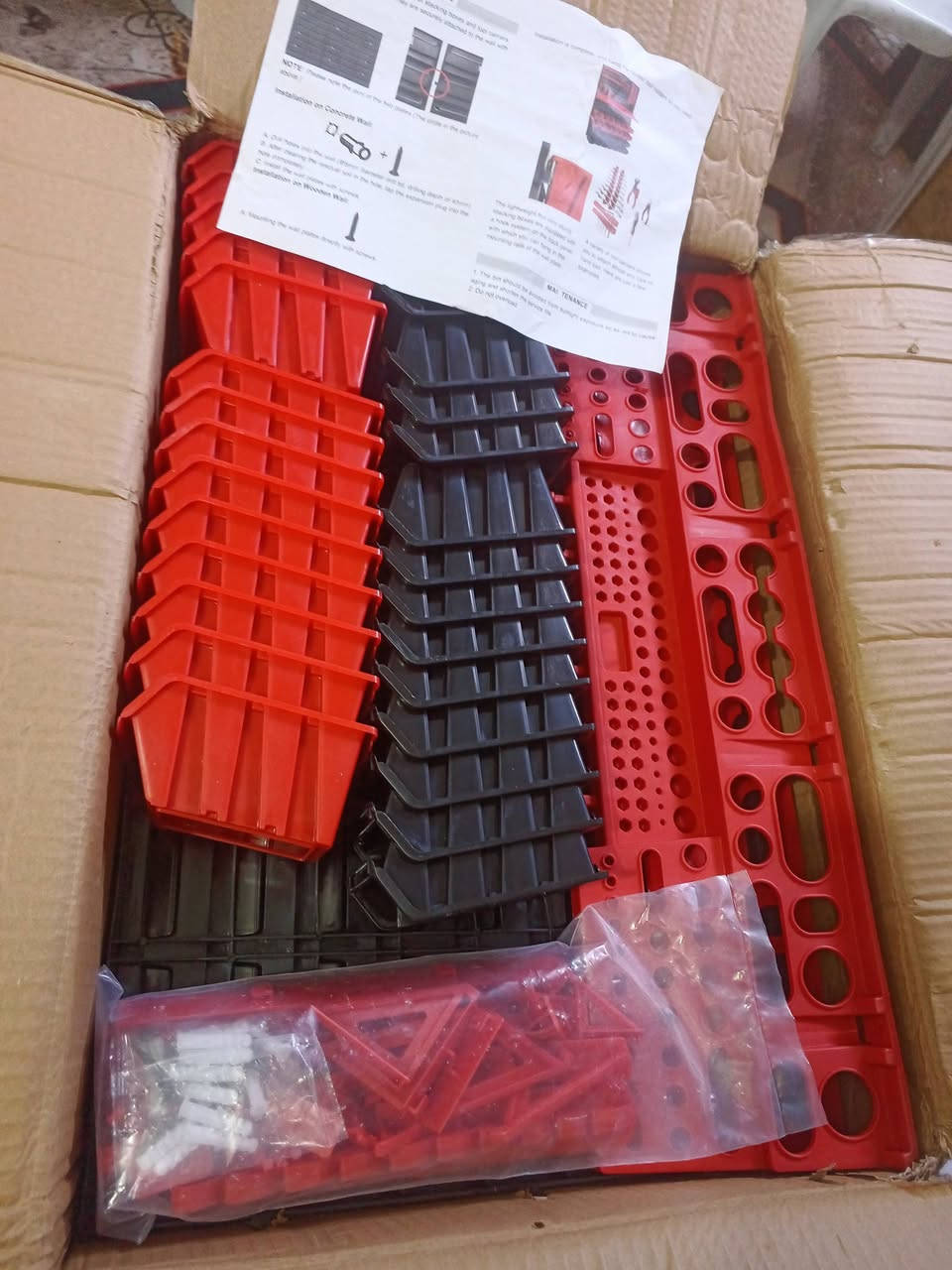 مجموعة منظم أدوات حائطي من شركة Deuba، مصمم لترتيب الأدوات والقطع الصغيرة في ورش العمل أو المرآب. 
المكونات: تتضمن المجموعة لوحات حائطية، صناديق تخزين قابلة للتكديس (باللونين الأحمر والأسود)، وحوامل أدوات مختلفة. 
المواد: مصنوعة من بلاستيك البولي بروبيلين (PP) المتين والمقاوم للصدمات. 
الميزات: الصناديق قابلة للإزالة والتكديس بشكل فردي، والأرفف قابلة للتوسيع لزيادة مساحة التخزين. 
التحميل: تتميز بهيكل قوي يسمح بحمل أدوات بوزن يصل إلى 5 كجم للأرفف و 1 كجم للخطافات الفردية. 
السعر 25الف مع توصيل


**إذا كنت صاحب هذا الإعلان وتريد حذفه لأي سبب، رجاءا أرسل رسالة إلى الدعم الفني**