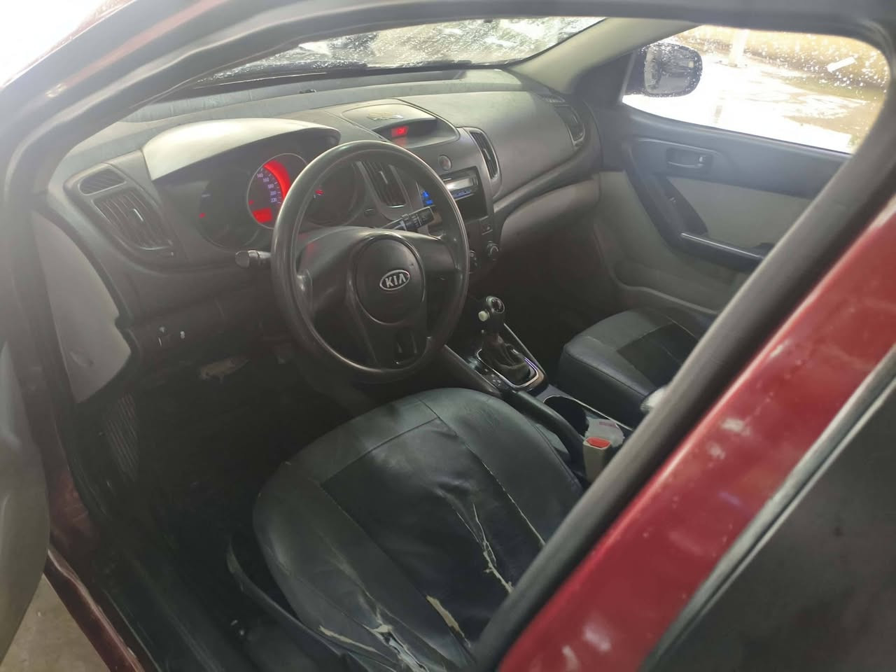 السلام عليكم كيا سيراتو 2012 مصبوغه عام بيع على وضعه السيره جهزا تخم تير حداديه جديدة كهربائيات كلها شغاله وجديدة تبريد شغال وجديد ارضيه جلد السيارة حلوه شير بل  مري السعر ٨٠ وبيه مجال رقمي *********** رقم السيره ذي قار دولي تحول ثني يوم مشروع وطني
