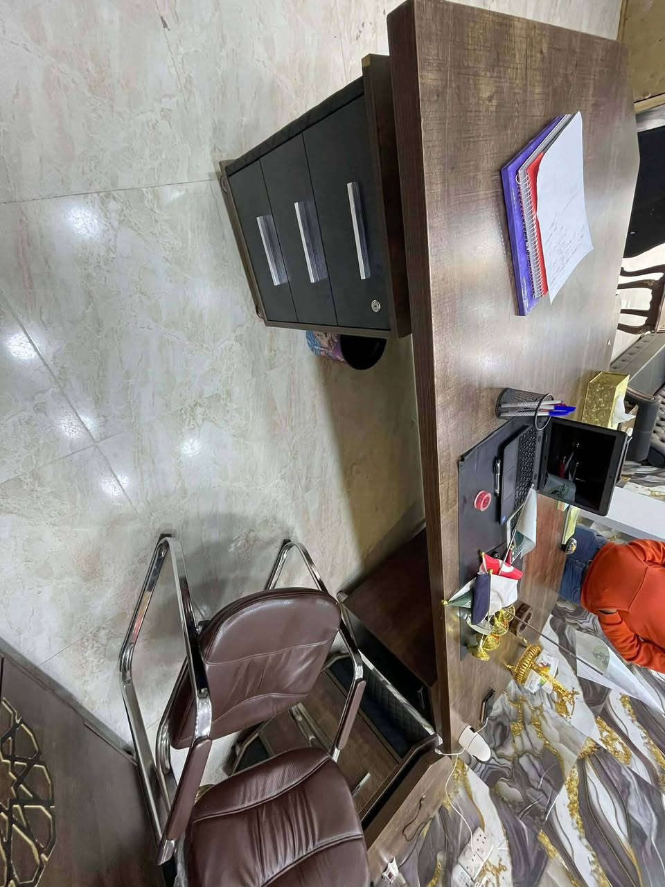 السلام عليكم ديوان 3 قطع ديوان مكتبي حديث جلد مستعمل
ميز أربع قطع وكبير حيل معه كرسي 
السعر 1,300 وبيهم مجال قليل تعال شوفهم ودلل
***********
