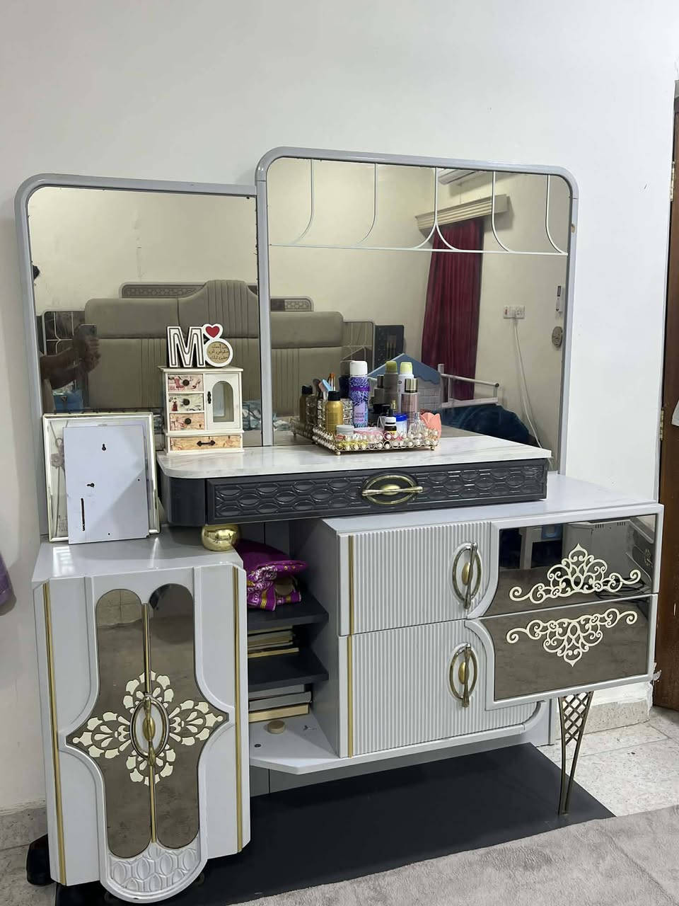 تفاصيلها.. الغرفة 8 قطع نظافتها فول و حجمها جدًا كبير ولونها ابيض ورصاصي ، اولًا الكنتور 6 بيبان عمقه كلش حلو و واسع ، ثانيًا الچرباية تاج كلش چبير وضخم ونازك وبيها مخزن واسع ممكن يتخزن هواي غراض ، ثالثًا كومديات على طرفي الچرباية يحتوي كل واحد على جرار واسع وبيهن اضاءة ، رابعًا ميز التواليت ضخم وبي تفاصيل كلش لطيفة مع جرارات وكومدي واسع وتخزين اسفل الجرارات ، خامسًا مراية طولانية ارتفاعها مترتين مع جرار واسع وأيضًا بيها اضاءة ، سادسًا الطابورية ، سابعًا ميز جرارات او جزامة يصلح لتخزين الاحذية او ممكن يستفاد منه بتخزين ملابس اطفال او غيرها .سعره مليون مكان البصره 👍


**إذا كنت صاحب هذا الإعلان وتريد حذفه لأي سبب، رجاءا أرسل رسالة إلى الدعم الفني**