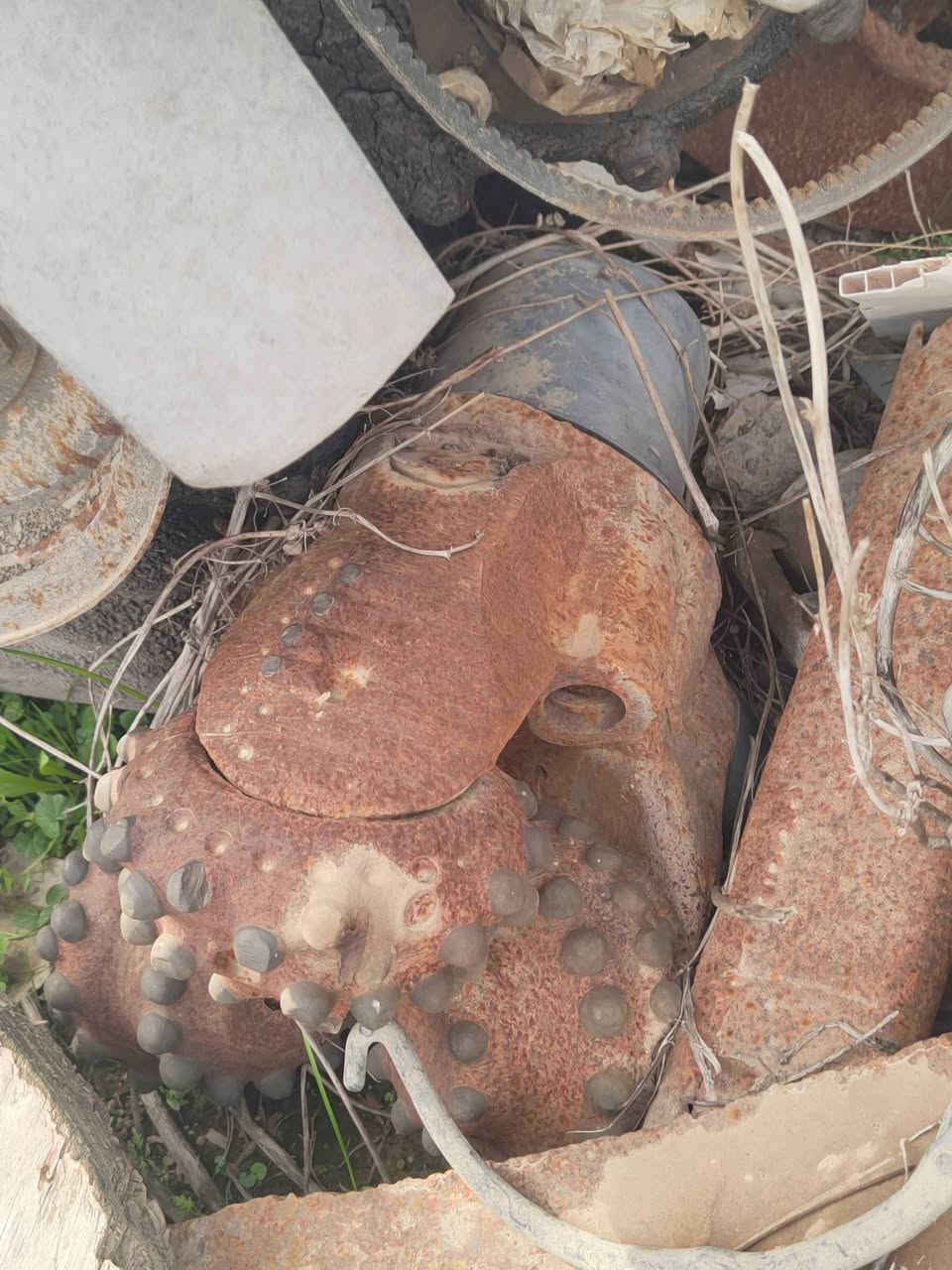 السلام عليكم محركات للبيع واحد لاطش واحد رافس سعر 25 تواصل *********** معه سياره محرك  111 تعبان كلش سعر 30سياره وبيهه مجال
