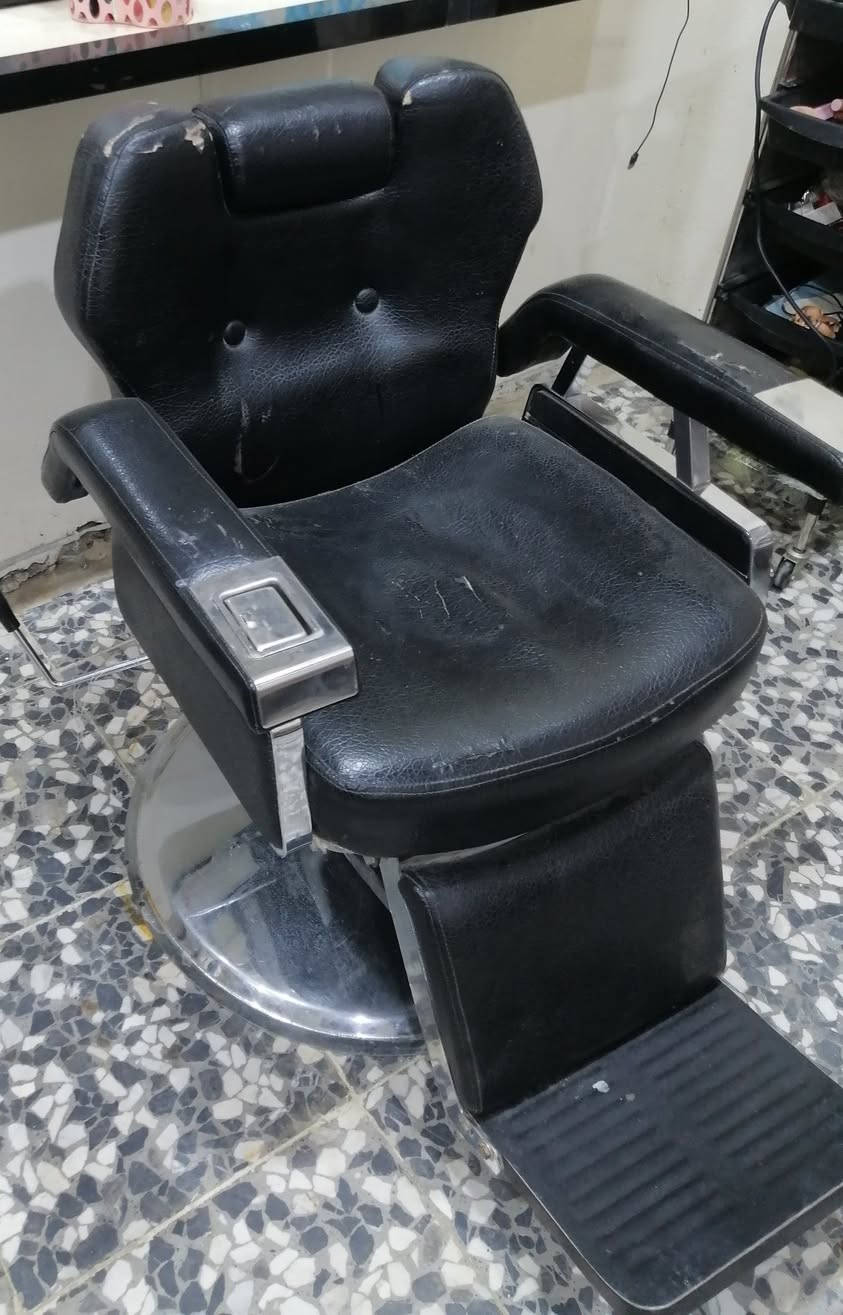 أغراض حلاقه للبيع  صالون كامل كراسي عدد ٢ عربانه عدد١ كرسي غسل عدد ١ فاترينات عدد٣  مرايات خلفيه ٢ ديكور حلاقه  اخو الجديد تفصال كامل يتفصخ يصير ٥ قطع مكاني كربلاء *********** سبب البيع صار عندي ضرف  سعر مناسب للعلم البيع بدون بضاعه
