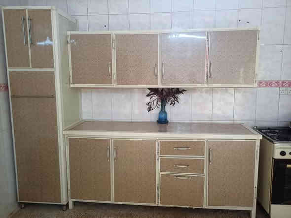 السلام عليكم 
كونتر اربع قطع للبيع السعر 275
مكاني حي سومر 
الشاري يتصل ***********
