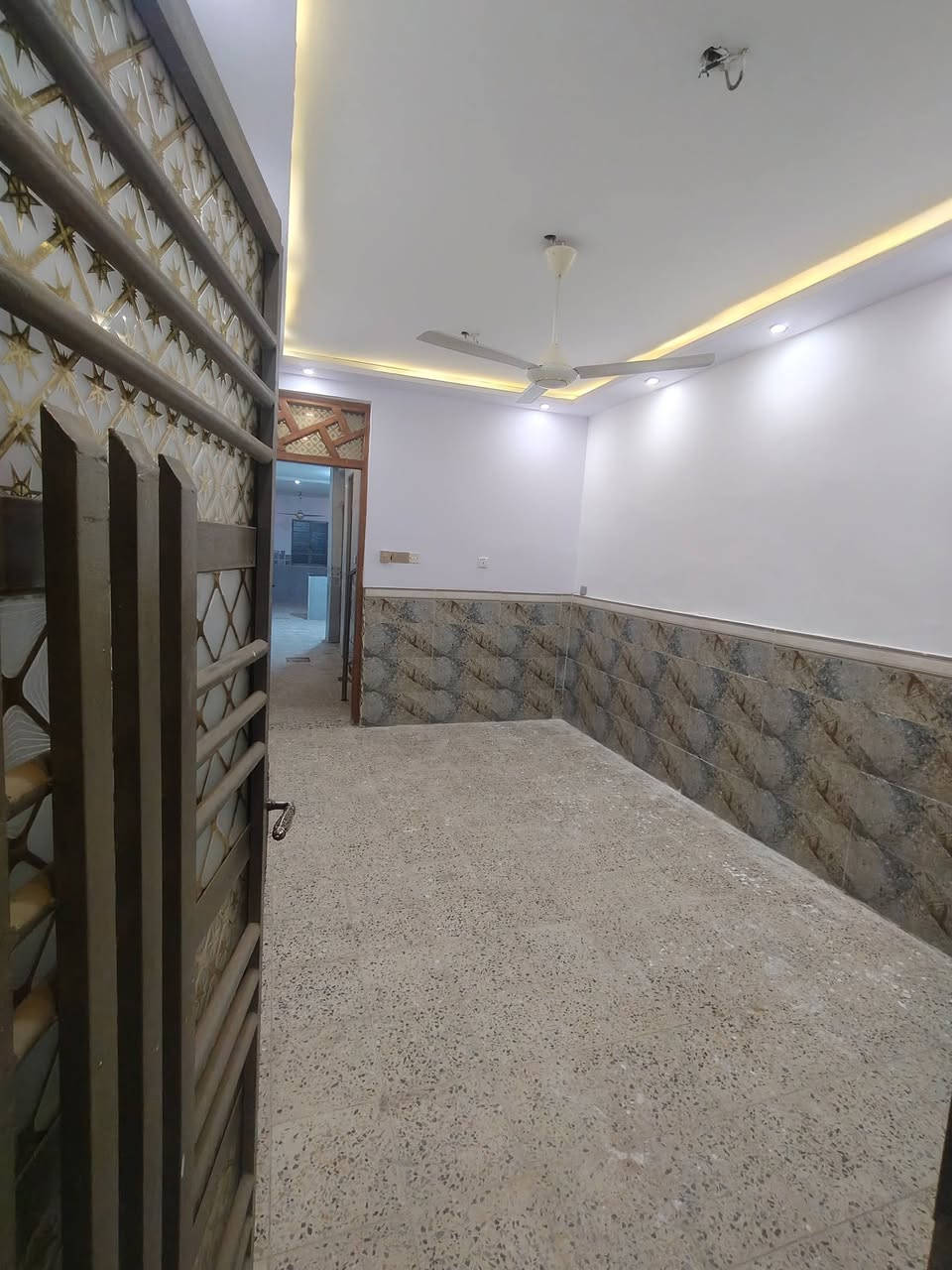 مشتمل للايجار 
يحتوي على استقبال ومطبخ كبير وخدمات جوه وفوق غرفه لي كدام و سطح كبير لي وره+تكدر تقسم المطبخ ويصير غرفه جوه ومطبخ 
المساحه/72متر 
الموقع/الشعب حي اور وره عيادة طب الاسنان الشعب 
السعر/500وبي مجال
للاستفسار/‏‪0777 238 4893‬‏
موقع المكتب/الشعب بشارع اسواق فدك
