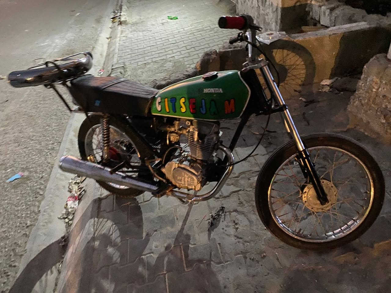 دراجه كامله ما بيها اي نقص ادوات مكفوله عشائريا من السرقه دراجه نظيفه كلش السعر 300 بيها مجال بسيط او مراوس حسب الاتفاق ما متواجد على النت الاتصال على الرقم ***********
