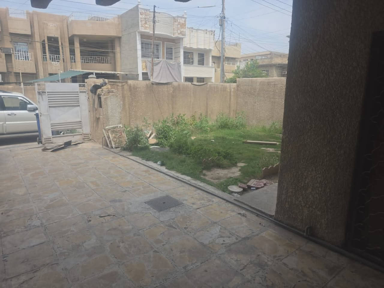 سلام عليكم
بيت للايجار في حي الشباب خلف شارع قطر الندى 
يتكون من 
كراج 
حديقة
مطبخ 
صالة 
هول داخلي عدد ٢
غرف نوم عدد ٣
خدمات عدد ٢
سطح عدد ٢
بلكونة كبيرة 
للاستفسار الاتصال 
***********
***********
