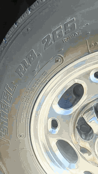 سلام عليكم سياره جمسي بدون 2005 تايرات حداديه كير جديد سياره 8100 سعر 70 وبيه مجال 
***********
