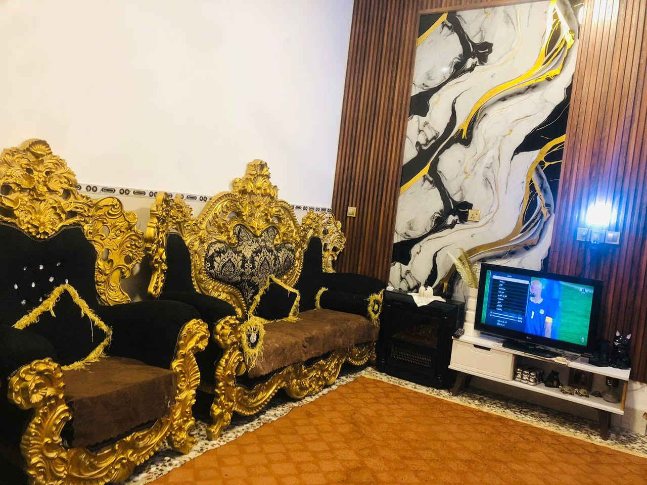 السلام عليكم...
بيت طابو زراعي سند ٢٥,,,,
مساحه.١٢٠م 
زوير قرب مشروع المي الثاني 
قريب على الشارع.
يحتوي على.٤غرف نوم غرفه بلطابق الارضي ٣غرف طابق الثاني مع صحيات.
صحيات عدد ٣,خارجيه وداخليه 
وهول واستقبال مطبخ منور واحد 
السعر ١١٥ بي مجال بسيط 
للاستفسار الاتصال على الرقم التالي 
‏‪***********‬‏ يوجد واتس كذلك
